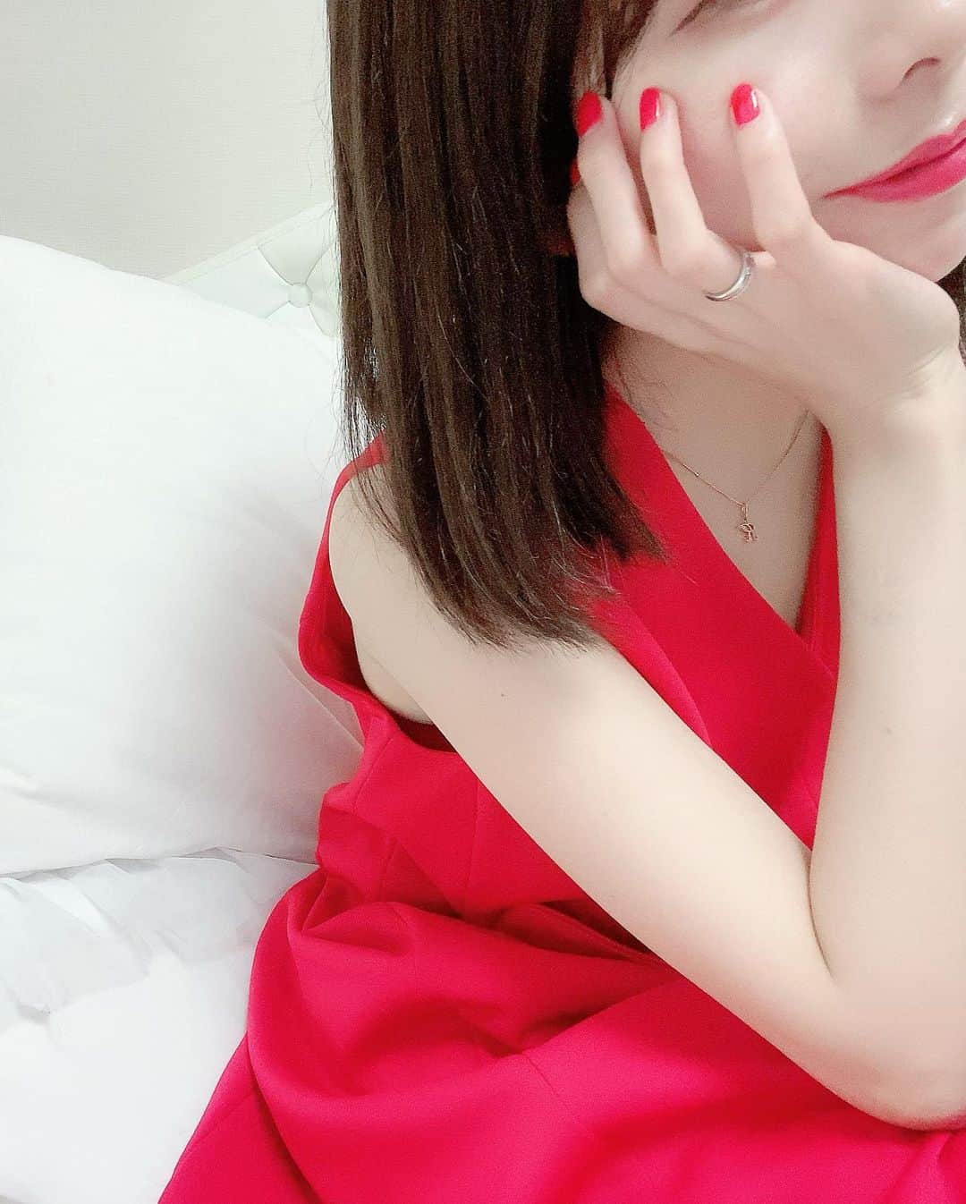 まんまるとまとさんのインスタグラム写真 - (まんまるとまとInstagram)「RED❤️RED ・ おはよう👗💕 色々と赤い♡ りっぷのアートメイク 1日目で口真っ赤♡ 何もつけてないけど 真っ赤♡！ @artmake.artists_hayashi  今回も綺麗すぎる林さんに して頂いたよ☺︎💋 ・ ・ #赤リップ #赤 #リップ #red #rednails #redlips  #アートメイク #アートメイクリップ  #ootd #me #Autumn #美白 #148cmコーデ #150cm  #japanesegirl #bedroom  #フランフラン #ベッドルーム  #イチナナライバー #イチナナ #17live  #ライブ配信　#インスタグラビア」9月7日 7時54分 - manmaru_tomato