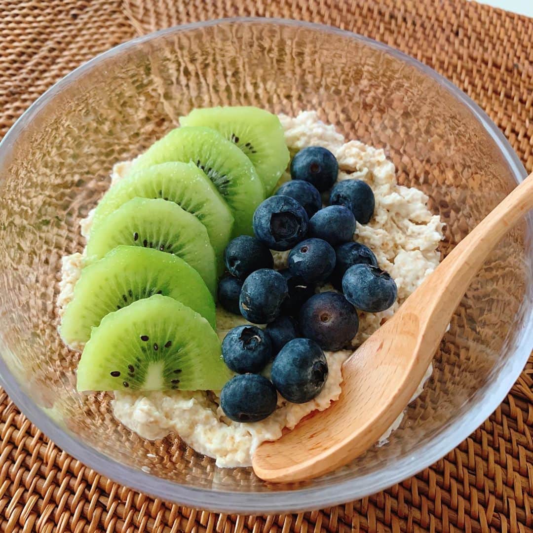 jun fitnessさんのインスタグラム写真 - (jun fitnessInstagram)「【breakfast】 引き続きマイブームの #オーバーナイトオーツ 🥣 ・ お通じの調子もとても良いし、 色んなフルーツ達と美味しく食べれるのが幸せ🥰 ・ これからは秋のフルーツとかも 色々活用してみよう🍎🍊🍐🍒 ・ ・ #3D糖質オフ ダイエットと組み合わせるなら、 ご飯OKの日に、ご飯の代わりとして食べてくださいね🙇‍♀️ ・ ・ #diet#fitness#healthy#breakfast#oatmeal#overnightoats #ダイエット#糖質オフ#出版#書籍#ダイエット本#Amazon1位#レシピ本#オートミール#ヨーグルト#フルーツ#キウイ#ブルーベリー#スーパーフルーツ#朝ごはん#ヘルシー#インスタ映え#3日間糖質リセットレシピ」9月7日 8時04分 - jjfitness44