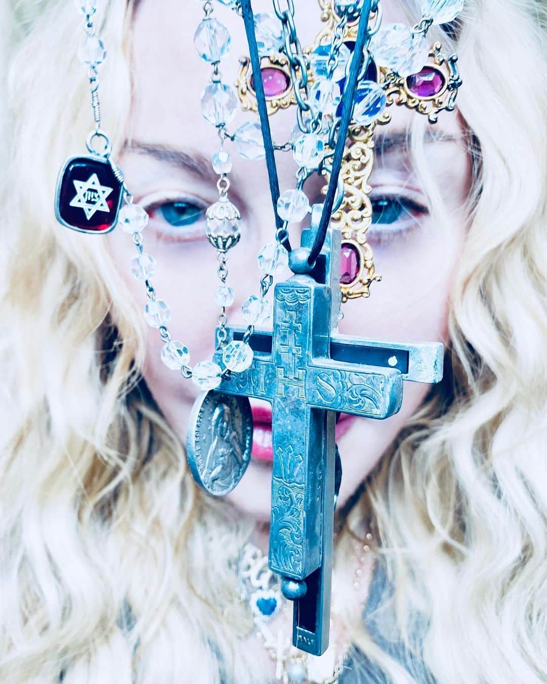 マドンナさんのインスタグラム写真 - (マドンナInstagram)「Today we Pray! 🙏🏼」9月7日 8時07分 - madonna