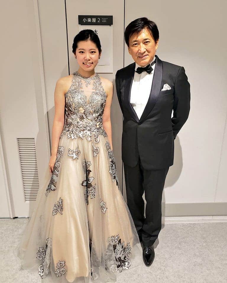 藤岡幸夫のインスタグラム：「９月６日は関西フィルが芸術提携を結んでいる東大阪市(僕は特別顧問をしております)で演奏会。コロナ禍の中で初めての依頼演奏会でした。客席は半分でチケットは 早々と完売でした。  昨年オープンした文化創造館は素晴らしいホール！(設計前の段階から僕も委員をやらせて頂いたので本当に嬉しいです)。  ベートーヴェンの「皇帝」を弾いた太田糸音さんは、確実なテクニックでスケール大きくダイナミック！タッチも美しい！ 将来がとっても楽しみ！  らららクラシックで高橋克典さんの最初の相方だったまゆアナウンサーも聴きに来て下さいました😊」