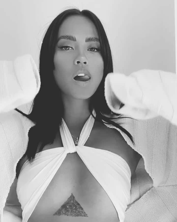 エマリン・エストラーダのインスタグラム：「did someone say.. sweater sleeve」