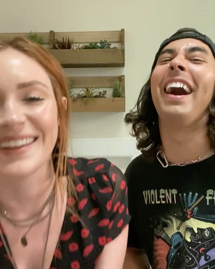 ヴィック・フエンテスのインスタグラム：「Teaching my gf how to harmonize 😂」
