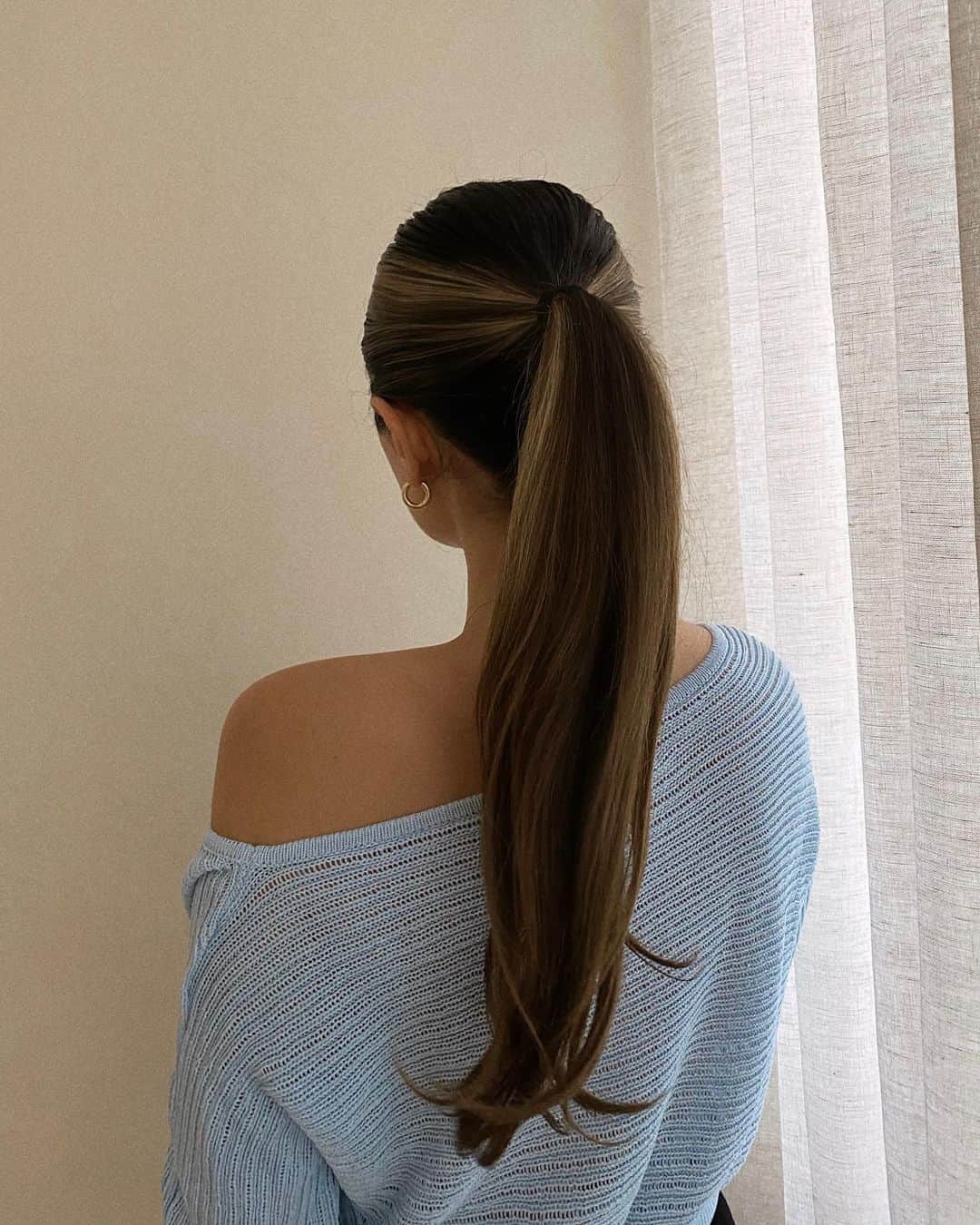 Marianna Hewittのインスタグラム：「Incase you want to see how I do my ponytail it’s in my stories. Also my hair is so long and @jenatkinhair is very eager to cut it 😅」