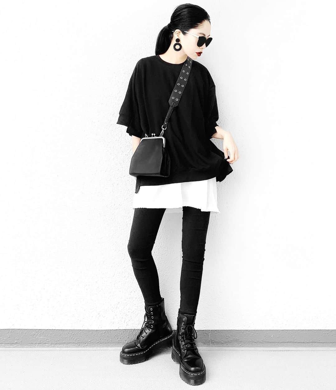 lve_xxxxのインスタグラム：「.﻿ .﻿ monotone 🐼﻿ ﻿ ﾚｲﾔｰﾄﾞしたいけど…ロンTやTee﻿ 重ね着するとまだまだ暑い🥵💦﻿ ﻿ って云う そこの貴方ｯｯ！ ←﻿ ﻿ ﾋﾟｯﾀﾘなおｽｽﾒ ﾛﾝｸﾞﾀﾝｸ が﻿ @lveu.official より発売になります✌️﻿ (お知らせ下手くそかよ😂爆)﻿ ﻿ ﾚｲﾔｰﾄﾞしてるんが @lveu.official ﻿ ﾀﾞﾒｰｼﾞﾛﾝｸﾞﾀﾝｸってやつです☺︎﻿ ﻿ 冬場もﾋｰﾄﾃｯｸと重ね着したら﻿ 使えるし﻿袖とか重ね着でｺﾞﾜつくのが 苦手な方は﻿ﾚｲﾔｰﾄﾞするんﾀﾝｸがおｽｽﾒです☺  ﾕﾆｾｯｸｽなのでmen'sも御着用◎👨🏻﻿ ﻿ ﻿ 台風…被害が心配。﻿ 皆様どうか、ご無事で😭﻿ ﻿ ﻿ ｺｰﾃﾞｱｲﾃﾑ詳細は﻿ WEARをご覧くださいませ。﻿ ﻿ WEAR ： lvexxxx ﻿ 💻 https://wear.jp/sp/lvexxxx/﻿ ﻿ －－－－－－－－－－－－－－－－－－﻿ ﻿ 📢ｺﾒﾝﾄ頂ける際は、﻿ 最新投稿にお願い致します。﻿ ﻿ 過去投稿に頂いた際、気がつかない事もあり﻿ お返事致しかねる場合が御座います🙇‍♀ ️﻿ ﻿ ﻿」