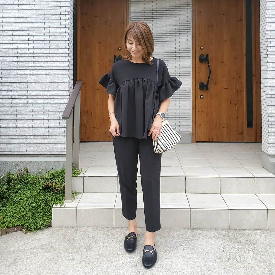 aicoco0202さんのインスタグラム写真 - (aicoco0202Instagram)「✱ ✱ ✱ ✱ ✱ ✱ ★#outfit ★ ✱ ✱ ✱ ✱ ✱ ✱ めずらしく上から下まで真っ黒な#オールブラック で 大人っぽい#セットアップ風 コーデ🙋✨ ✱ ✱ ✱ ✱ @myu____official のクリオネトップスは 袖口とバストから裾にかけての ギャザー切り替えデザインが可愛すぎるやつ❤ ✱ ✱ 切り替え部分より上は薄手のニット素材だから高見えするし キレイめに着られるからいろんなシーンで使えそう😊🎵 ✱ ✱ ブラックだとフリルの甘さも抑えられて着やすいよ👌💕💕 ✱ ✱ ✱ ✱ ✱ ✱ ✱ Tops…  @myu____official #myu#Myuアンバサダー Shoes… @gu_global @gu_for_all_ #GU#ジーユー  Bag… @zara #ZARA ✱ ✱ ✱ ✱ ✱ ✱ #code#30代ファッション#30代コーデ#アラサーコーデ#プチプラコーデ#プチプラファッション#シンプルコーデ#大人カジュアル#きれいめカジュアル#きれいめコーデ#カジュアルコーデ#シンプルコーデ#ママコーデ#ママファッション#女の子ママ#uniqloginza2020FW#ユニジョ#locari#みんなのGUコーデ#大人gu部#gu_for_all#お洒落さんと繋がりたい」9月7日 8時57分 - aicoco0202