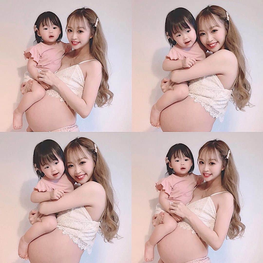 のインスタグラム：「... ... 質問お返事✉️ ... ... . 載せてなかったあかりとのマタニティフォト🤰♡ . カメラ見ないからカメラの向こうのテレビをつけたら テレビに夢中な娘です𓂂目線ください姉さん👧🏼𓂂(笑) . . DMを前みたいに１つずつお返事する時間が無くて 質問系も返すのが遅くなってしまってますが𓆉 . 最近よく来るDMで、子どものイヤイヤ期で ぎゃんぎゃんされた時どうしてますか？ イライラしませんか？っていうのがダントツで多い✉️ . 来る度来る度、あ〜分かる〜😭同じや〜😭！ って、どこも同じよね👧🏼と安心する(ˊᵕˋ)♡♡ . . 全部まるっとまとめて返すと、 イヤイヤ期、笑ってやり過ごしてます🤣(笑) . 同じような子もいるみたいですが、あかりも ぎゃんぎゃん何かにつけて言い始めた時に 何がいやなのかな？どうしたの？とか、声をかけると 余計にぎゃぁああ！って転がり始めて泣きます👧🏼 . えぇ、それはそれはいつものあかりからは 想像できないくらいとんでもない勢いで泣き叫ぶ(笑) . これぞイヤイヤ期！って感じです(ˊᵕˋ)！！ 機嫌直ったと思ったら、また何もないのに急に ぎゃんぎゃん言い始め、また元どおり😌𓇬 . 基本的にはそういう時期だし誰しもが 通る道で、しっかり成長してる証拠だと📃 ぎゃんぎゃん言えるくらい元気に育ってる！(笑) . そして誰が居てくれるから私は毎日頑張れて、 楽しくて幸せなのか𓂂ってイライラした時にすぐ考える！ . 今目の前に居るのはぎゃんぎゃん転がって 泣き叫んでる娘だけど👧🏼でもあかりが居るから 私はいつも一生懸命になれるんだと思うと 当たり前じゃない毎日に感謝しようって☺️𓇬𓂂 . もちろんあかりだけじゃなくて👨🏽とがっくんと らんまる𓂂家族みんなが居てくれるから頑張れてる♡ . この時間も今の大変な期間もまるごと楽しんで おかないと勿体無い気がする！後で後悔して 落ち込む気がする！と、思っては ぎゃんぎゃん言ってる娘を、話しかけると 余計怒るので、しばらく笑って見てます﹏🤣⁎ . イライラすることも人並みにあると思うけど 基本的にはこのスタンスで受け止めて ぎゃんぎゃん娘降臨→ちょっとしつこい(娘) →イライラしはじめる(母)→初心に返る(母) →生きてるだけでありがとう𓂂←この流れです(笑) . そして大体、産まれた日からのことを思い返して 大きくなったな〜と、シクシクし始める😢(笑) そう、結局どんなあかりも可愛くて大好き🤣♡♡ . ほんっっとうに大変ですが、イヤイヤ期も いつか終わりが来る日まで頑張って、疲れた日には ご褒美アイスを母ちゃんみんなで食べましょ🍨❤︎ . . ………………………………(♡)……………………………… .」