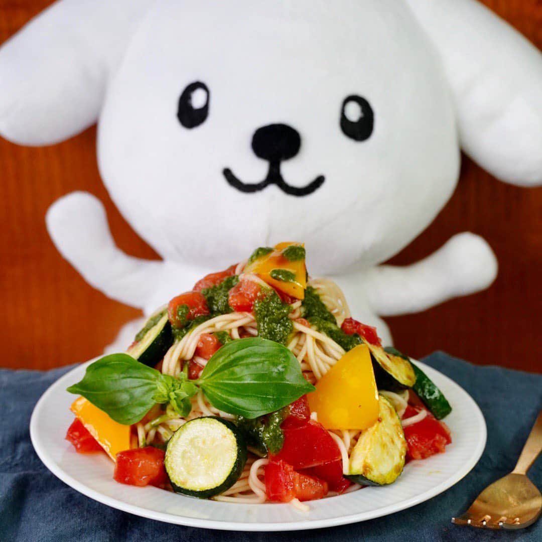 のインスタグラム：「【ダス犬とつくろ♪ヘルシー料理】 いつものつゆで食べるそうめんは飽きた...とお困りの方必見！ 夏野菜×バジルソースで一風変わったイタリアンそうめんはいかが？  ●イタリアントマトそうめん ※2人分 そうめん 200g A トマト 400g にんにく 2片  酢 大さじ1  塩 小さじ1  醤油 大さじ1  オリーブオイル大さじ1/2 B バジル 20g  塩 小さじ1/4  レモン 小さじ2  オリーブオイル 大さじ2 C ズッキーニ 120g  黄色パプリカ 60g  オリーブオイル 大さじ1  1.角切りにしたトマトとすりおろしたにんにくを、他のAの材料と一緒にボウルでよく混ぜ合わせて冷蔵庫 に入れてなじませる。 2.Bの材料を滑らかになるまでブレンダーにかけてソースを作る。 3.Cの材料をお好みの大きさにカットし、オリーブオイルでソテーする。  4.そうめんを茹で、しっかり氷水で冷やしたら1のボウルに加えてよく和える。 5.お皿に盛り付け、ソテーした野菜トッピングし、バジルソースをかける。  *MEMO* そうめんをしっかり氷水で冷やすのがポイント。 酸味の効いたさっぱりとした味わいなので、食欲の無い夏もイタリアン気分を楽しめます。 カラフルなお野菜でしっかりビタミンとミネラルを補給しよう!  レシピ監修 @iina_veganfoodcreator」