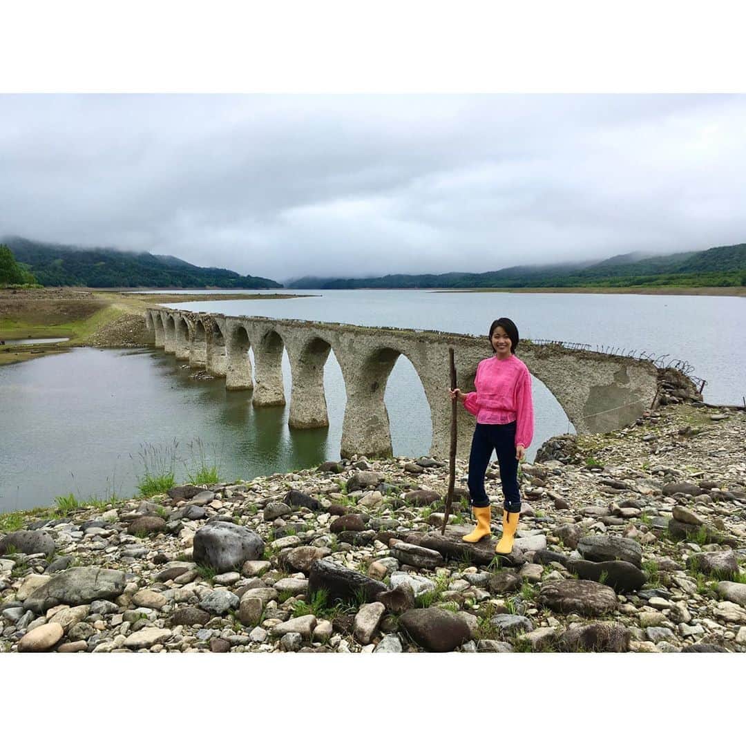 VANRIのインスタグラム：「* ふと手にとった「日本の絶景・秘境」という本に 訪れた場所あるかな〜？と思ってみたら このタウシュベツ川橋梁が…！！ 幻の橋と呼ばれているこの橋 "ただ朽ちゆく運命を受け入れた孤高の遺産" と紹介されていました。 取材中もこの橋をみにくる方が絶えなかったです。 一度訪れるとまた来たいと思える魅力ある場所。 2枚目の橋は同じ時期に建てられたもの、 こちらは自然の一部と化していました😊 #北海道 #タウシュベツ川橋梁」