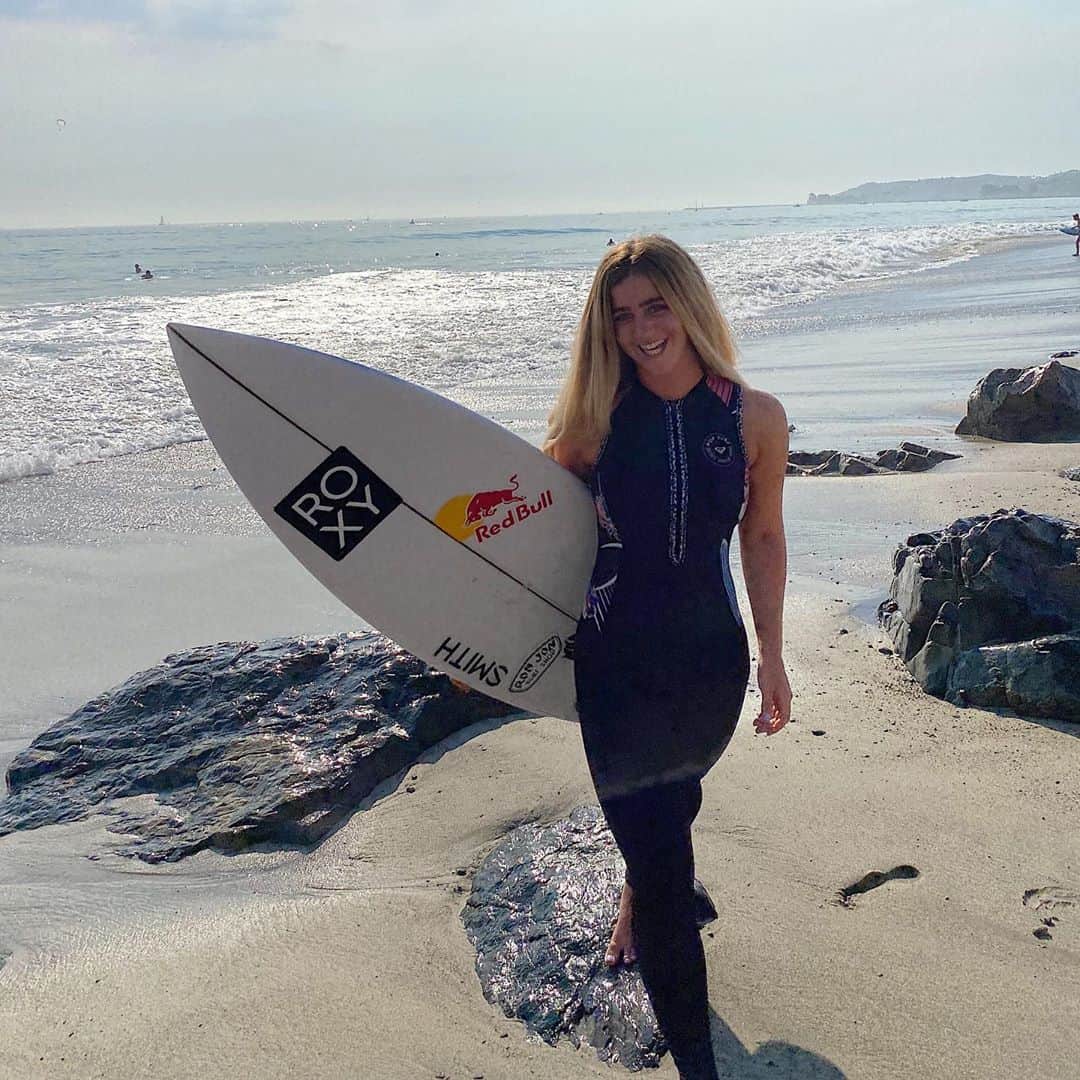 キャロライン・マークスのインスタグラム：「Cleaner wetsuits for a cleaner ocean. @roxy new #POPsurf wetsuit is made with 100% recycled nylon and 25 recycled plastic bottles eliminating 600g of chemicals and saving 104L of water per product ♻️🌞」