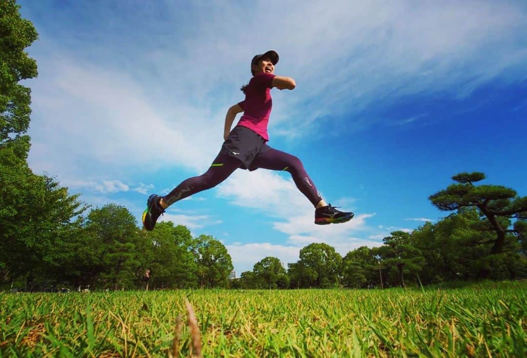 のインスタグラム：「朝練🏃‍♀️☀️ すごい写真撮ってもらったー！！ 合成じゃないよ！😂 . 2枚目はランスマいつもみてるよ〜とエールを下さったみなさん🤗 練習後にお話を聞かせてもらって、モチベーション上がった✨  #ランスマ #ランスマ倶楽部」