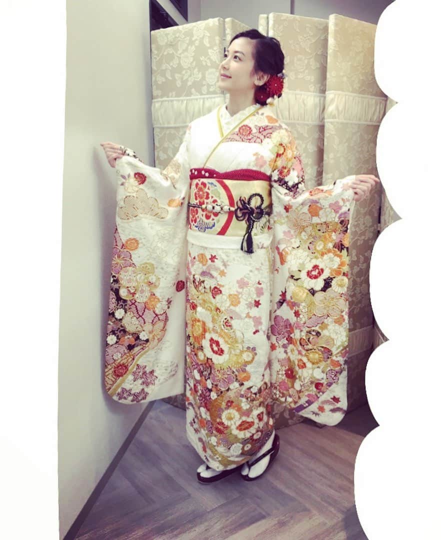 千眼美子のインスタグラム：「・ 👘❤️ 白地の振袖って高級感がありますね。 気持ちまで淑やかになっちゃう。 特別な日にはぴったりです。 また別アングル載せます。 🇯🇵🏯🗾🍣🗼✨ #kimono  #ふりそでmode  #振袖 #ふりそで #着物 #衣装 #ありがとうございます  #weddingbox  #theliberty #連載中」