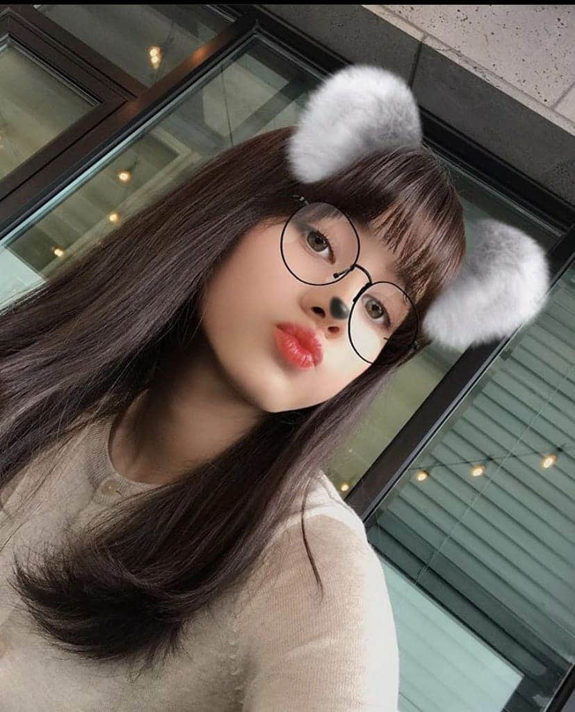 ニナ（ヒルマンニナ）さんのインスタグラム写真 - (ニナ（ヒルマンニナ）Instagram)「Hey guys~ Instead of being a puppy this time I tried being a koala!😊 Rima said “Hottie~” but what do you guys think?? 🤔   translation credits: NiziU_ENG on twitter  #NiziU #Nina #ニナ #니쥬 #니나 #ニジュー」9月7日 9時23分 - cakesmadebythea