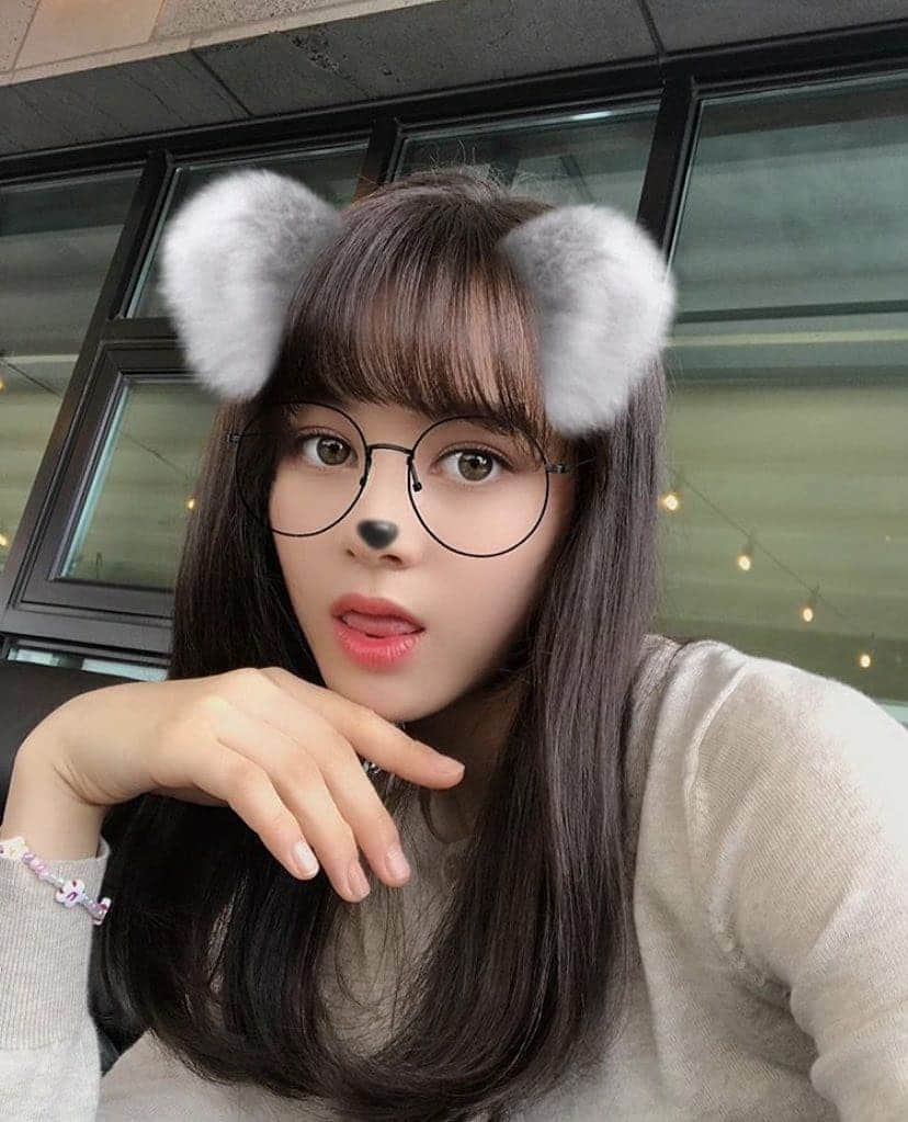 ニナ（ヒルマンニナ）さんのインスタグラム写真 - (ニナ（ヒルマンニナ）Instagram)「Hey guys~ Instead of being a puppy this time I tried being a koala!😊 Rima said “Hottie~” but what do you guys think?? 🤔   translation credits: NiziU_ENG on twitter  #NiziU #Nina #ニナ #니쥬 #니나 #ニジュー」9月7日 9時23分 - cakesmadebythea