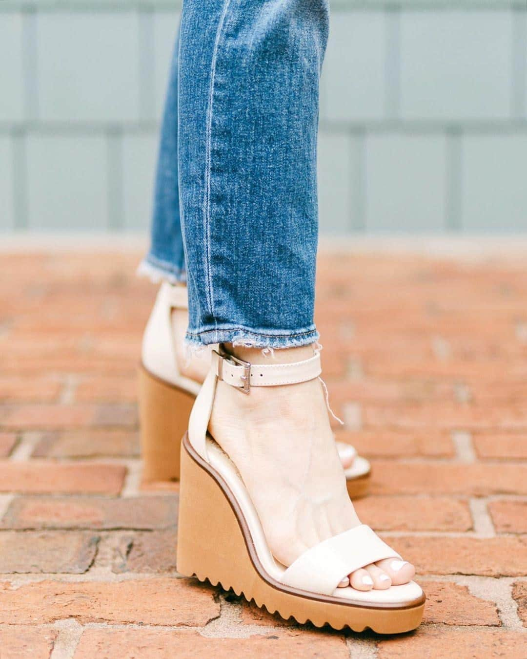 ヴィンスカムートさんのインスタグラム写真 - (ヴィンスカムートInstagram)「Take the last weekend of summer to new heights in the Gretam wedge! Photo: @poorlittleitgirl #vincecamuto #shoestyle #labordayweekend」9月7日 9時35分 - vincecamuto