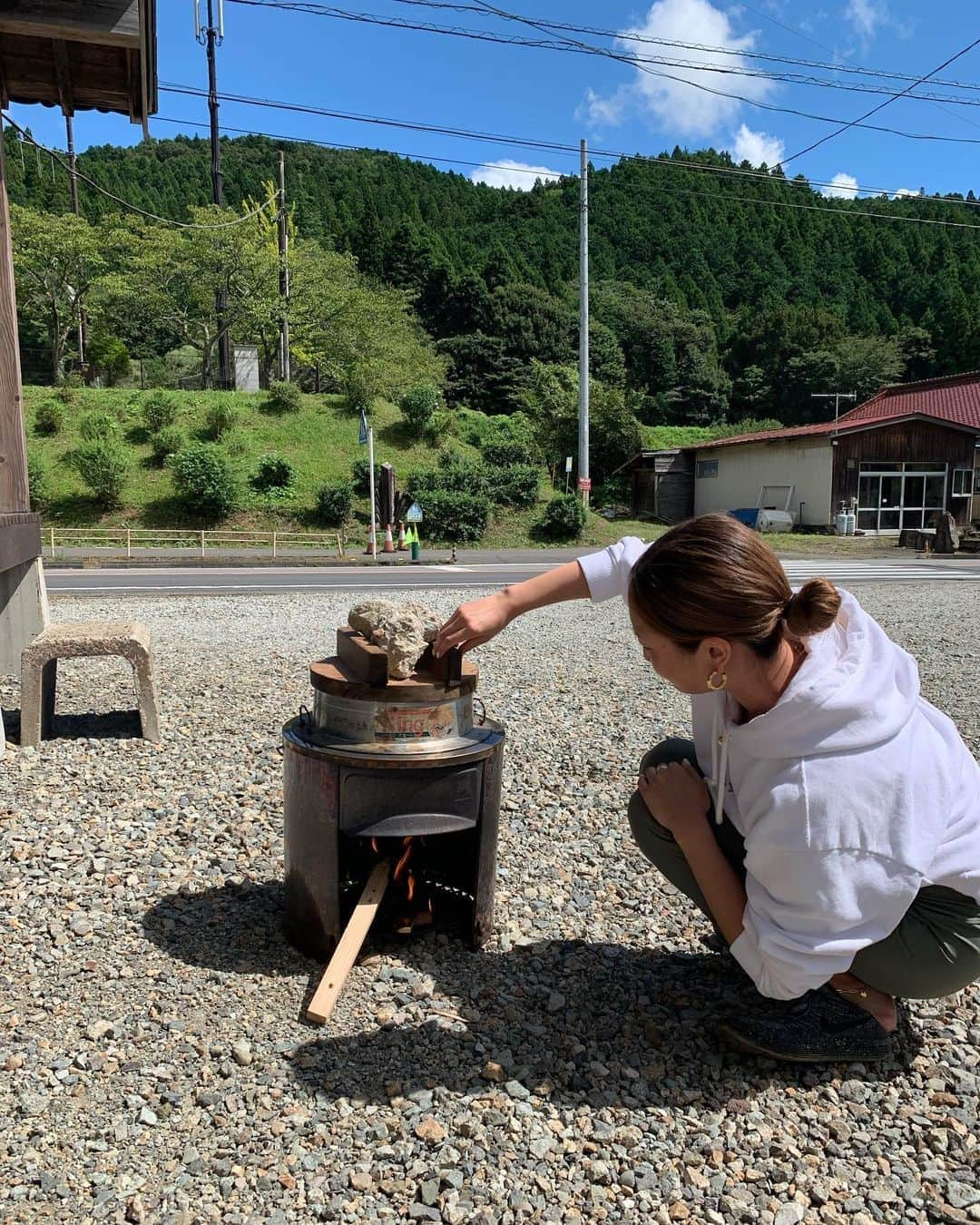 岡清華さんのインスタグラム写真 - (岡清華Instagram)「【 食卓自給率を高める🌽🥦🍚 】   今週末は初めての那須塩原へきています。 数年前からずっと訪れたかった場所。  しかし、その " 機会 " というものは、 最適なタイミングで訪れるようです。  紹介で訪れたある農家👨‍🌾兼、家庭料理屋兼、 発酵WS開催を定期的にされているご家族に お世話になり丸1日以上ご一緒させていただきました。  他業種の方とお話しすればするほど、 "ワタシは知らないことばかりだな。"  と思う半面、ホリスティックに全ての健康を 提供する活動をするためには、同業界内でも、 各専門のプロフェッショナルとコラボレーション することが必須であり、その根底となるのは、 志す最終地点と、価値観。  その為にも分野のプロフェッショナルであり続け、 軸を深め続けたいなと感じる1日でした。  ----------------------------------------  『 食卓自給率は、90%です。』 という驚異の数字。  そして食卓に並ぶ全ての食材が地元のもの。 米、野菜、果物を作り、そこから調味料を作る。 肉や魚、オイルなどは、地元の生産者から直接採れた(獲れた)タイミングで仕入れる。  全ての食材は、地産地消。  ----------------------------------------  もぎたてのトマト🍅やキュウリ🥒ヤングコーン🌽 夏野菜たっぷりをいただきながら、 窯で炊いたばかりの、自家製の米をいただく。  贅沢極まりない1日の体験をさせていただきました。  そして、改めて、命を食べる。 命をいただく。ということについて、 これからの時代を生きていく為に、 大切な人たちを守る為に、今、優先すべきこと、 何が必要か、改めて理解しているだけでなく、 実際に行動し始めることを決意しました。  ----------------------------------------  『 生産者は、ヒトを、生かすこともできるし殺すこともできる。』  私達は当たり前に食している食べ物を無碍にしてはいけない。  そして、本当の意味で生きていきたいならば、 『 なんでも食べてもいい時代ではない。』 ということを、ここでは軽めにお伝えしておきたい。  料理、調理もそうですが、そもそもの、 『 食材 』を作ってくださる方に感謝して、 私達が今、何に、どこに、意識を向けるべきか、 これからを生きていく為に、とるべき行動は何か、  なんとな〜く、で生きられる時代ではない ように感じます。　  だからこそ、広い側面で、物事を捉えて、 いつでも後から後悔しなくていいように、 敏感に感覚をキャッチして、自分のやるべきこと 守るべきものを守っていきたいですね。  ----------------------------------------  今後、情報・知恵・物質でさえも、 あらゆるものが、本物であればあるほど、 限定的、クローズドでの入手なっていくでしょう。  真実はいつも、表ではなく裏側に隠されているように感じます。  感じられるヒト、求めているヒトだけに きちんと伝わるように…  必要なものを必要なときに手に入れられる 真の繋がりを、培いましょう。  日々、出来ることを、最大限やるのみ！🙏🌏  ----------------------------------------  近々、こちらで訪問・体験ツアーを開催できると思います！ その他、どこにいても繋がれるコンテンツをご用意します。👐 諸々公開まで、しばらくお楽しみにお待ちくださいね✨  #日本#那須#食#農業#米#炊飯#自炊#地産地消 #アーユルヴェーダ#持続可能な生活#生き抜く知恵」9月7日 9時36分 - okasaya