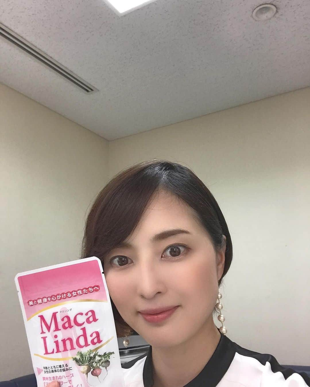 八木沼純子さんのインスタグラム写真 - (八木沼純子Instagram)「暑くて冷たいものばかり食べたり飲んだりしまいがち。体内ケア、免疫力アップに。 ・ ・ #マカリンダ #ほんとに肌の調子が整う #ありがたきサポーター #ながらキレイも場所は関係なく #いつでもどこでも3粒 #マカ　#ながらキレイ #免疫力もあげてくれるとのこと #いつも助けてもらってます #顔濃いめ #盛ってる 笑 #スタジオにもマカリンダ」9月7日 9時43分 - junko_yaginuma