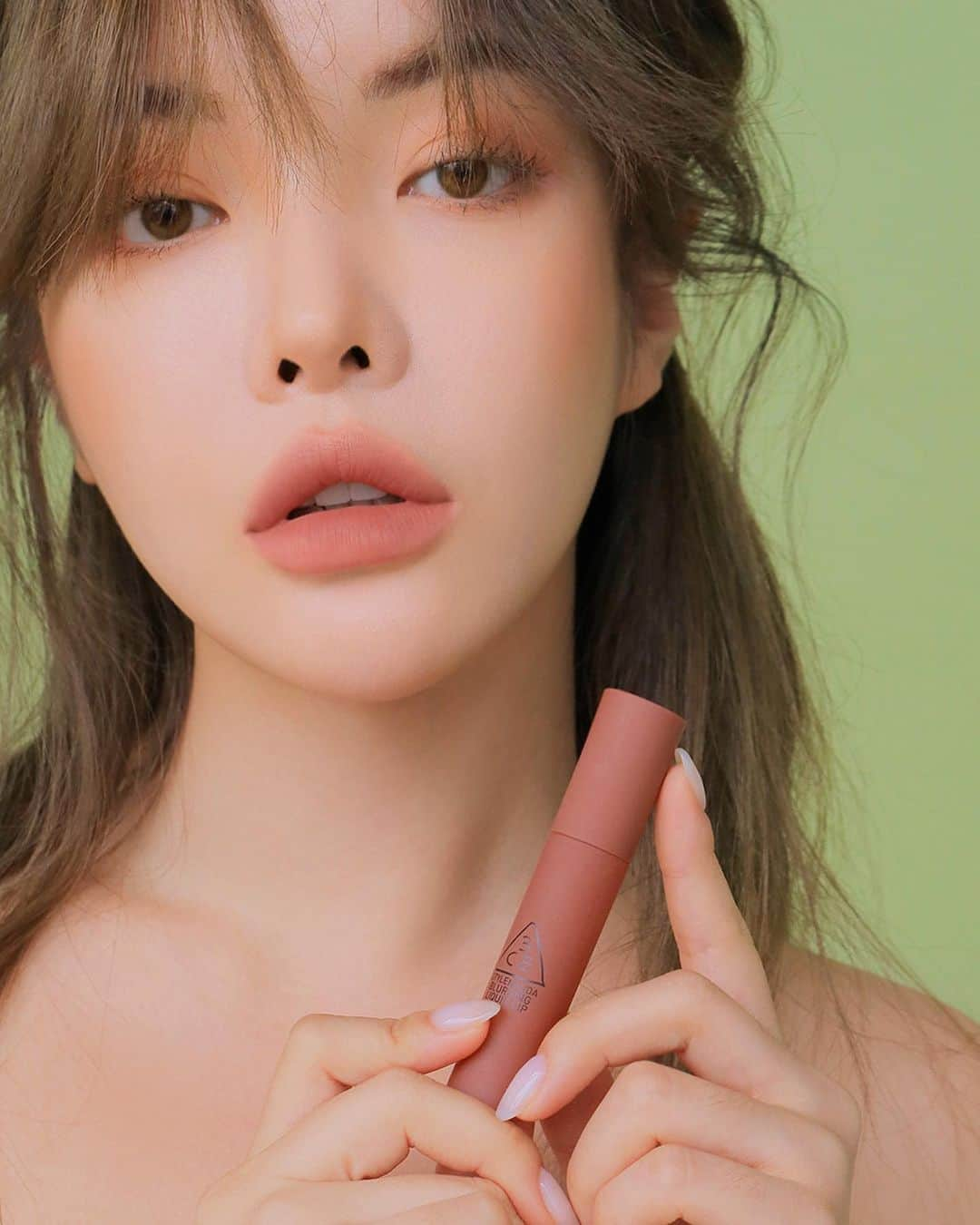 3CE Official Instagramさんのインスタグラム写真 - (3CE Official InstagramInstagram)「3CE BLURRING LIQUID LIP #NUDE_SCENE 모두의 모던 컬러, 누디즘 핑크💋 완벽하게 스며드는 커버감으로 립 메이크업에 특화된 #블러필터 #매트립의혁신 #블러필터립 #자체주름보정 #베일효과 #리퀴드블렌딩 #APP메이크업 - 3CE BLURRING LIQUID LIP #NUDE_SCENE This chic nude pink enables everyone to cultivate a luscious modern pout💋 #Modern_Vibe #Understated_Indie #Nudy_Color #Best_of_pink #3CE #3CEBLURRINGLIQUIDLIP」9月7日 9時40分 - 3ce_official