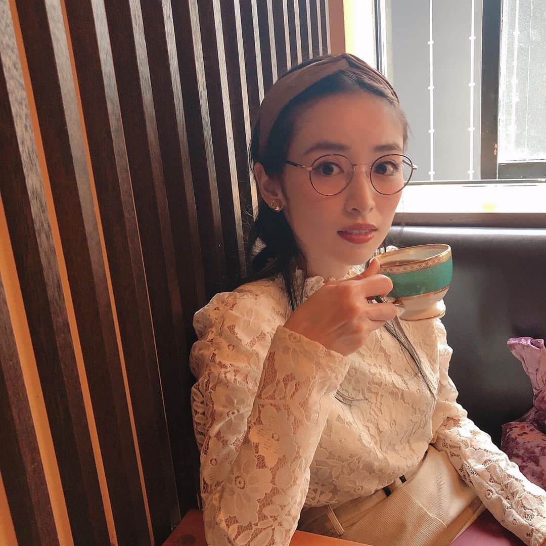 高橋里帆のインスタグラム：「先日の　@rika_izumi_  さん✨  カフェでの撮影でレトロ感のあるお店に合わせてヘアーメイクしてみました✨  ヘアーはくちゅくちゅ編み込みになってますよ✨ リップをアクセントに💄  @bijinhyakka の撮影の一コマ📸 #高橋里帆メイク #泉里香  さん#レトロ#メイク#ヘアーメイク#コスメ#化粧品#beauty #beautiful #美人百花#高橋里帆カメラマン」