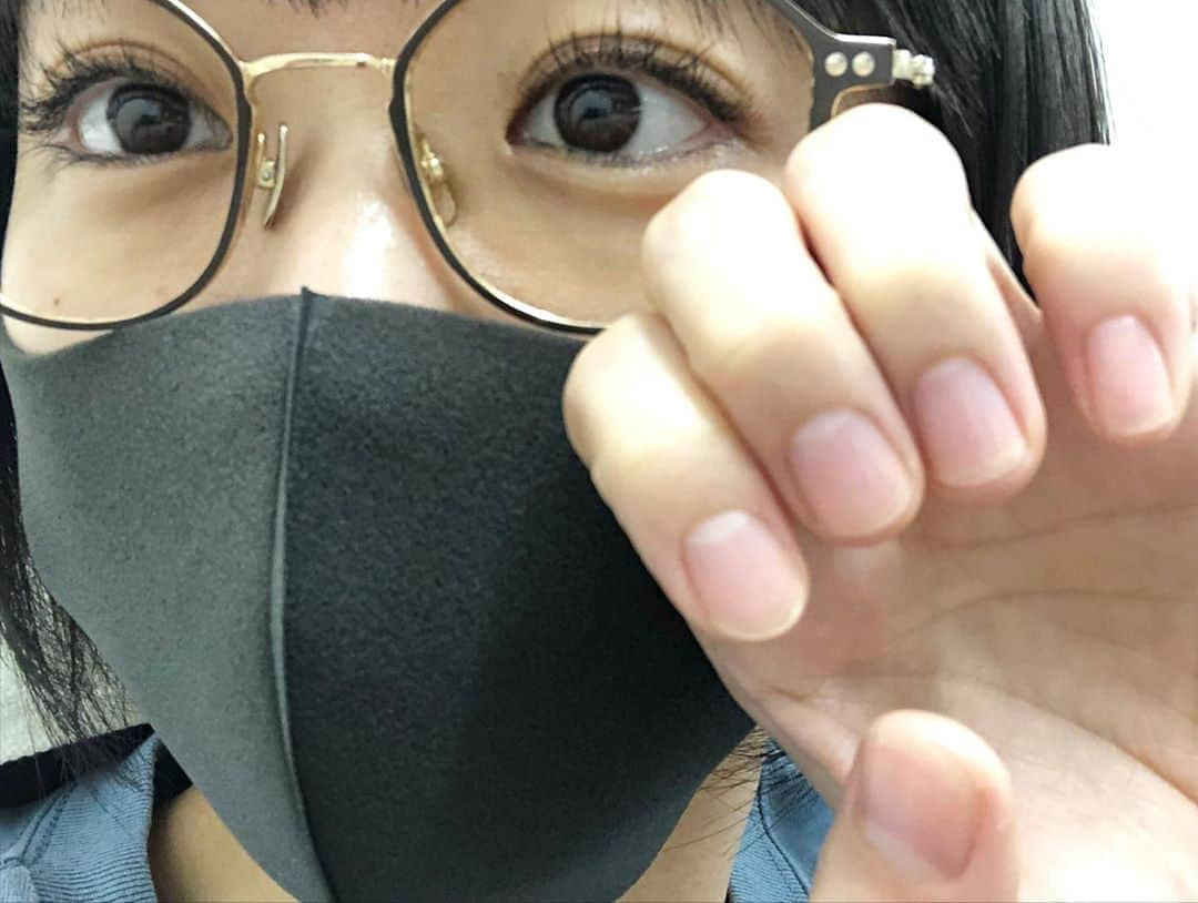 時東ぁみさんのインスタグラム写真 - (時東ぁみInstagram)「撮影のために爪をツルツルにしていただきました💅 ・ フットネイルも取って、ツルツルに！ 普通、撮影ならネイルするのでは！？と思われると思うけど、ナチュラルな撮影だから、私らしく何もなし🙅🏻‍♀️ ・ お手入れだけで素の私でいくのだ☆ ・ #時東ぁみ #ネイル #nail #新宿 #shinjuku #ガーランドネイル #garlandnail #お手入れ #ハンドネイル #フットネイル  #ツルツル #素足 #裸足 #素　#私らしく」9月7日 9時41分 - amitokito