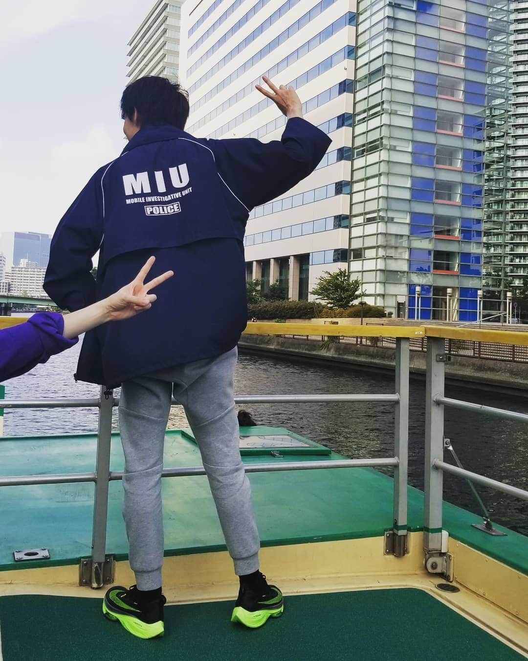 【公式】金曜ドラマ『MIU404』さんのインスタグラム写真 - (【公式】金曜ドラマ『MIU404』Instagram)「男の背中⚡  月曜日だ！ 楽しい１週間になりますように🍀  #MIU404 #MIU404感謝祭 #綾野剛 #菅田将暉」9月7日 9時46分 - miu404_tbs