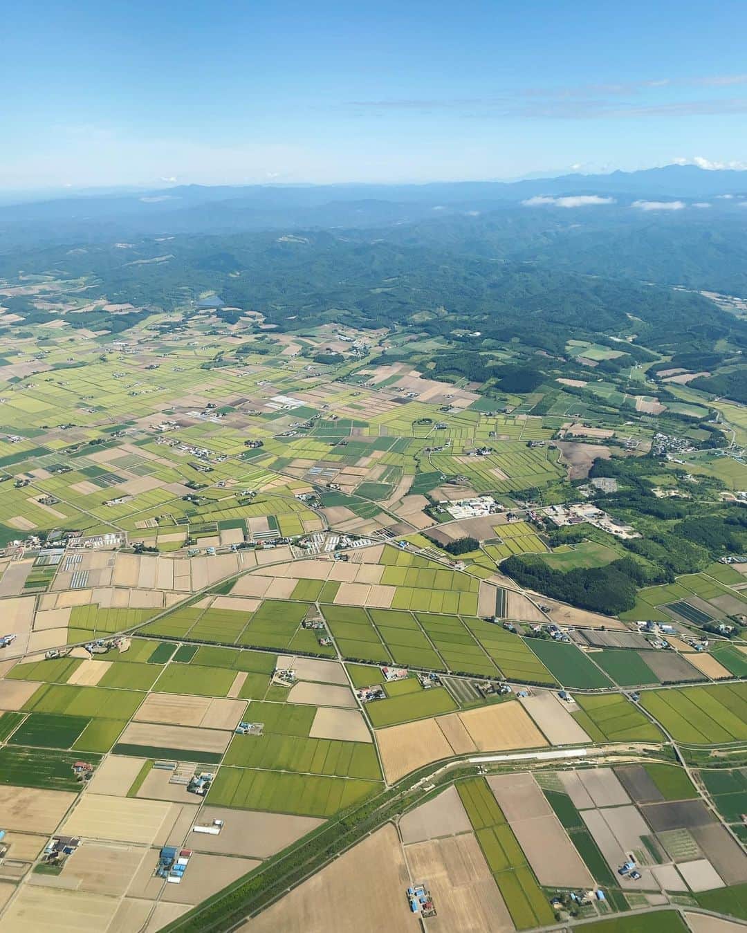のインスタグラム：「✈︎✈︎✈︎✈︎✈︎✈︎✈︎✈︎ . 北の大地⛰⛰⛰ . 平野部の緑の色彩やパズルみたいな形にうっとり🤤 飛行機からの景色ってずっと楽しめる。 ＿＿＿＿＿＿＿＿＿＿＿＿＿＿＿＿＿＿＿＿＿＿＿＿＿ #trip #travel #airplane #sky #earth #beautiful #morning #ana #japan #旅行 #旅 #飛行機 #空 #北の大地 #北海道 #北海道旅行 #おでかけ #夏休み」