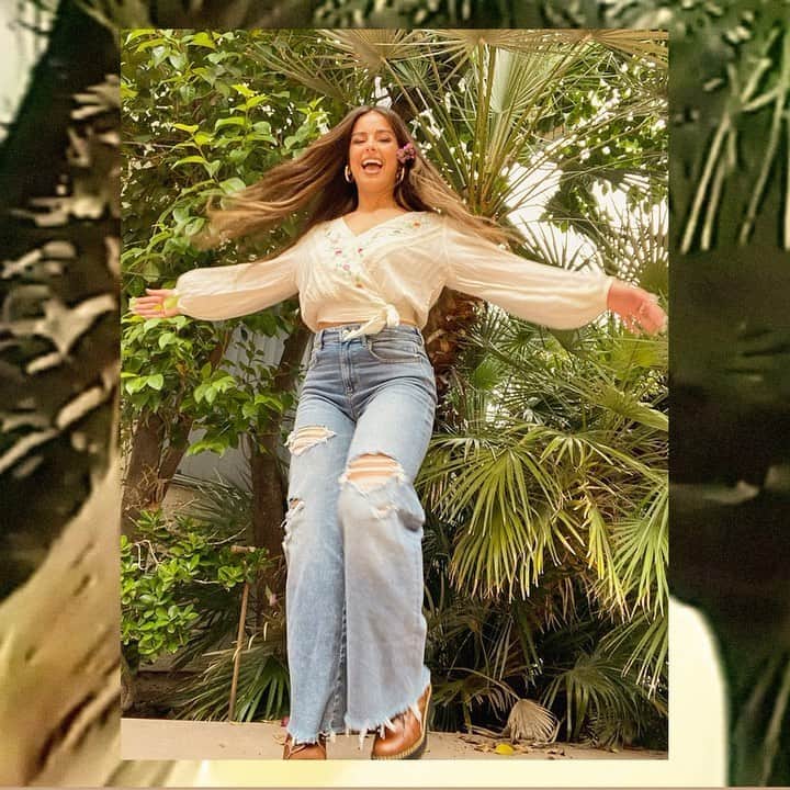のインスタグラム：「@addisonraee looking oh-so-groovy in her ‘70s-inspired jeans and flowy floral top! Because who said you can’t be cute and comfy at the same time ✌️」