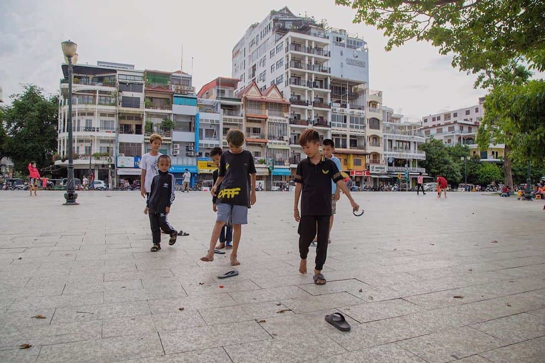 Shunsuke Miyatakeのインスタグラム：「Boys playing with their sandals, riverside, Phnom Penh」