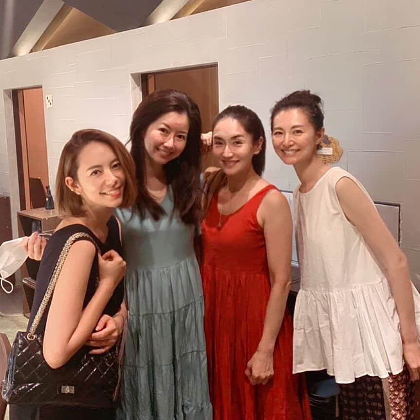 鮎河ナオミのインスタグラム：「久々集まれた🤗💓 . Posted @withregram • @kame_kyo 久しぶりに集まれた夜。  会えてなかった分の思いと話はつもりつもって、 The ノンストップ。  個々には連絡をとりつつも、 集合するのは春からなんとなく遠慮していたけれど…  直接話せる喜び。 心の健康❤︎ です  #bff #love #thankyou #❤︎」