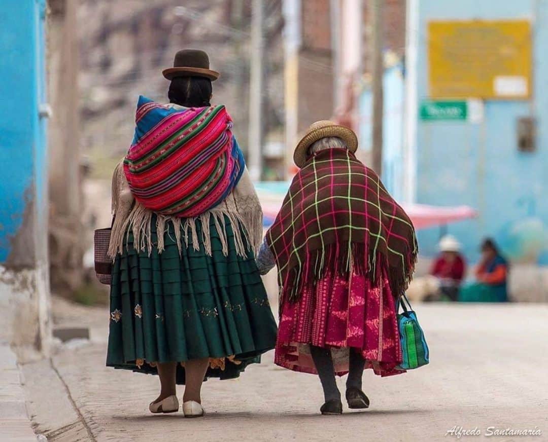 トームさんのインスタグラム写真 - (トームInstagram)「The International Day of Indigenous Women is celebrated every year on September 5th, date instituted by the Second Meeting of Organizations and Movements of America in Tiahuanaco (Bolivia), in honor of the struggle of Bartolina Sisa, an Aymara warrior who opposed colonial rule and who was brutally murdered in 1782, in La Paz, Bolivia.  The International Day of Indigenous Women is celebrated every September 5 to pay tribute to all women belonging to the indigenous peoples of the world, and to make their heroic deeds visible.  The Aymara warrior was dedicated to fabrics, she was a spinner. She married the leader Túpac Katari and together with him she organized the indigenous resistance of the Andean peoples against the Spanish yoke.  Since 1983, indigenous people from different countries commemorate this date with the honor that the women who carry the cultural and ancestral heritage of these communities deserve; as well as those who died in the fight against discrimination and abuses committed against this gender and ethnic group throughout history. .  The fundamental roles played by indigenous peoples, and especially indigenous women continue to be an aspect that is invisible or directly denied despite its factual evidence.  For example, indigenous food subsistence systems and own means of production. It is well known that indigenous women play an important role in the preservation of biodiversity through the conservation of seeds, in the recovery of agroecological practices that guarantee food sovereignty and security from the production of healthy foods, often against the current of policies and majority actions that propose other types of feeding practices.  It is important to recognize the importance of the ancestral knowledge that indigenous women preserve for the food subsistence of Indigenous Peoples and many other non-indigenous people who, in one way or another, receive the benefits of this knowledge.  Despite this notable and unique contribution, indigenous women continue to live in a situation of social and political inequality, with less right to tenure (access, use, and transfer) of land, limiting the promotion of gender equality as a necessary cond」9月7日 10時08分 - tomenyc