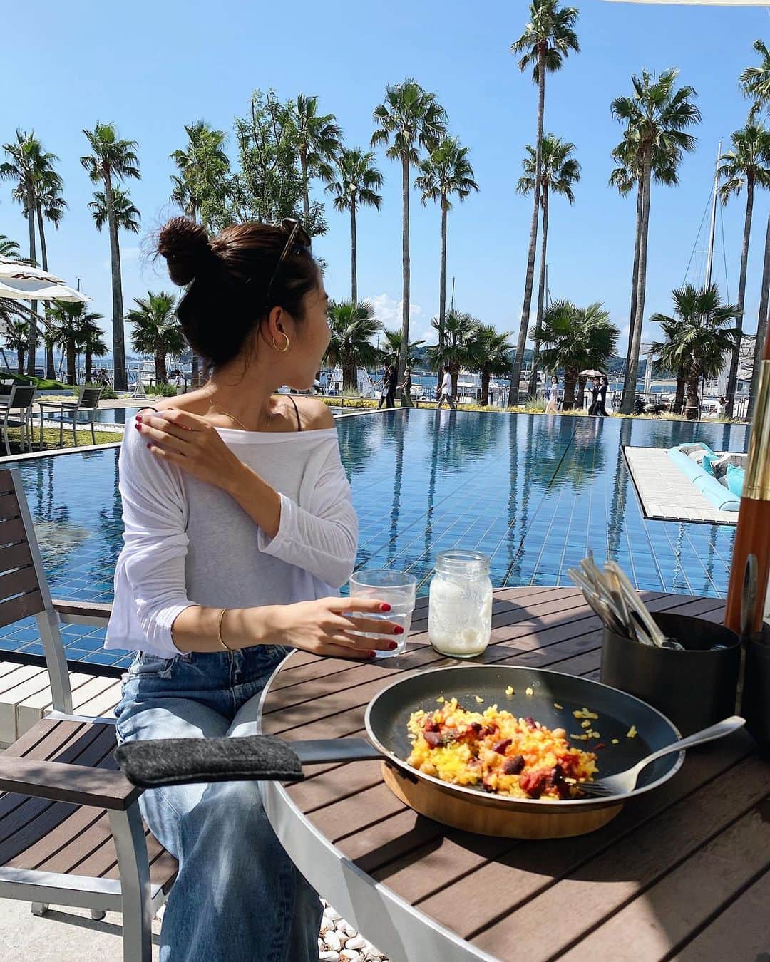 A❤︎❤︎❤︎のインスタグラム：「オーシャンビュー🐚🐚 夏らしいことしてなかったので.. リゾート気分味わってきたよー💕 とりあえず南国感すごいやろ！？笑 . tops @esutoreja  . . #葉山#逗子#マリブビーチ#テラスカフェ #esutoreja #esutorejaコーデ #esutorejasnap」