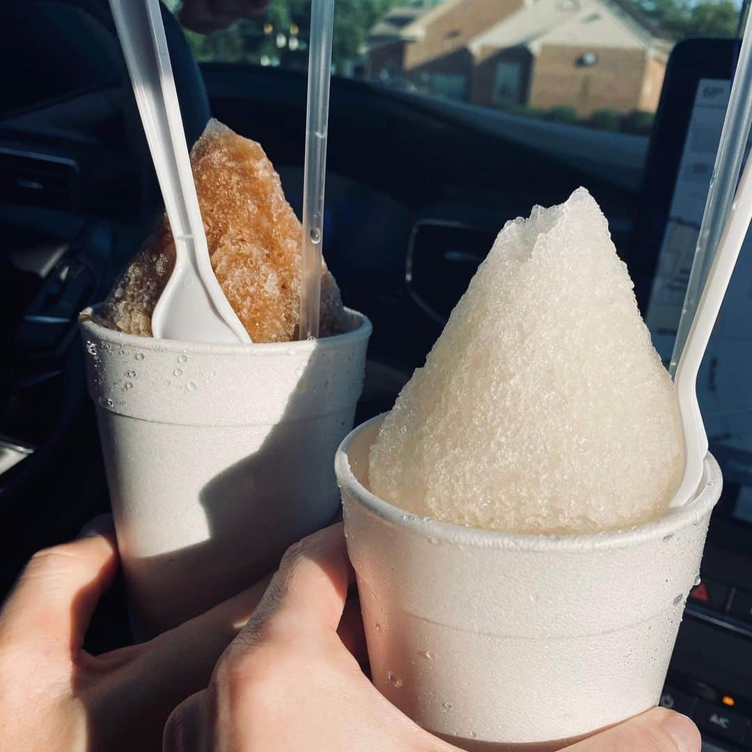 レイチェル・ボランさんのインスタグラム写真 - (レイチェル・ボランInstagram)「Great weather called for a walk through Crockett Park. And of course some snow cones. @leila_1plus #rootbeer #vanilla #park #walk #follow」9月7日 10時31分 - officialrachelbolan