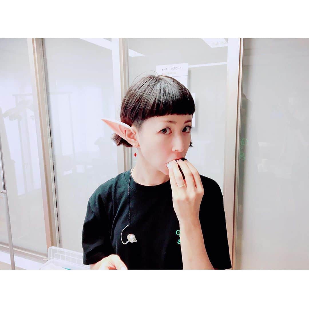 木村カエラさんのインスタグラム写真 - (木村カエラInstagram)「かわいいかわいい妖精さんたち🧚🏻‍♂️ わたしはゴブリン。おにぎりたべとる。  素晴らしいダンスを作ってくれた @mikiko_san  みきこ先生に感謝。  #オンラインライブ #neverland」9月7日 10時37分 - kaela_official