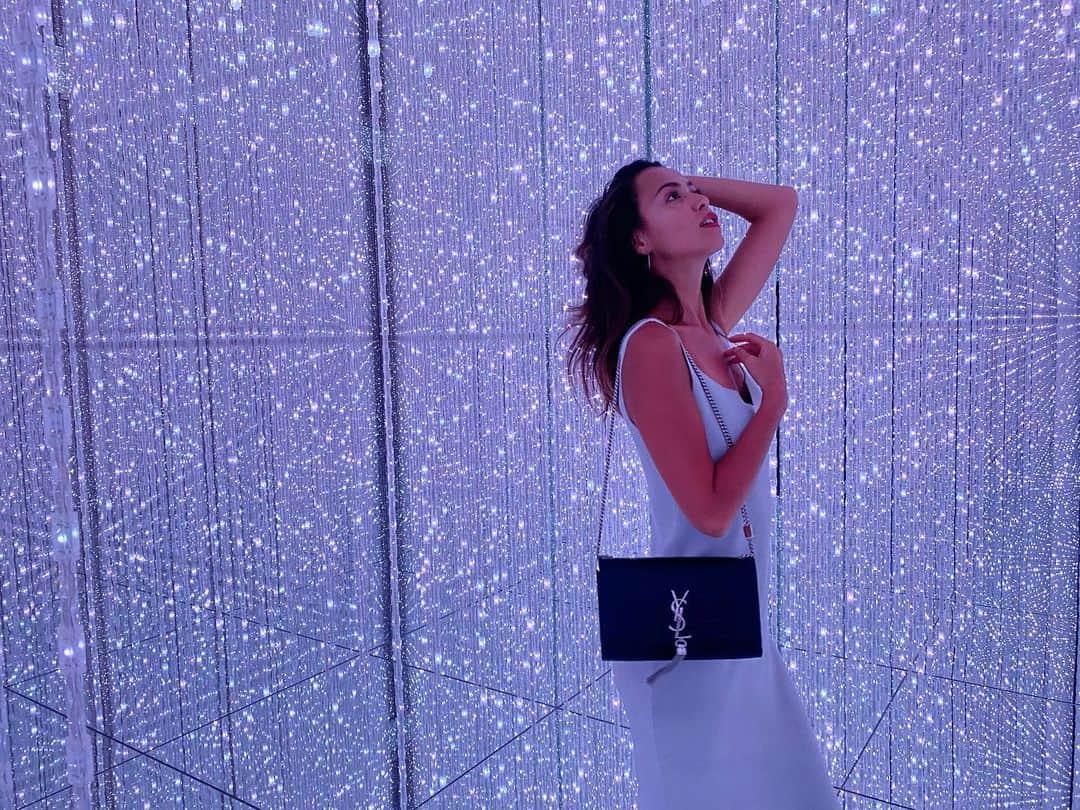 藤井アルダのインスタグラム：「美しすぎる🤍  ずっといれる...  What a beautiful experience🤍 Could be there for hours...   #team_jp_  #teamlab #tokyo #beautiful #lights #amazingwork #美しい #チームラボ #ありがとうございます」