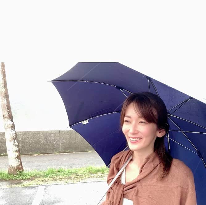 大河内奈々子のインスタグラム：「雨の日のお買い物。 今回のYouTubeは漁港にお魚を買いに行きました🐟 湘南はお野菜が色々ありますが　お魚も新鮮なものが手に入るんです😊  皆さんもお散歩がてらぜひ🧡  YouTubeは　ストーリーのハイライトからスワイプしてね🤗  #youtube #漁港でお買い物 #植物もいっぱいあるから #雨の中のお買い物」