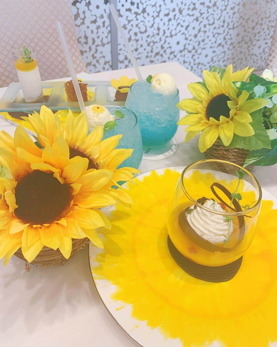 徒然みおれのインスタグラム：「ひまわりモチーフ🌻☁️ めっちゃ可愛い♥  #アニヴェルセルみなとみらい #アニヴェルセルカフェ #カフェ #みなとみらい #横浜 #横浜カフェ #ランチ #横浜ランチ #スープカレー #向日葵 #スイーツ」