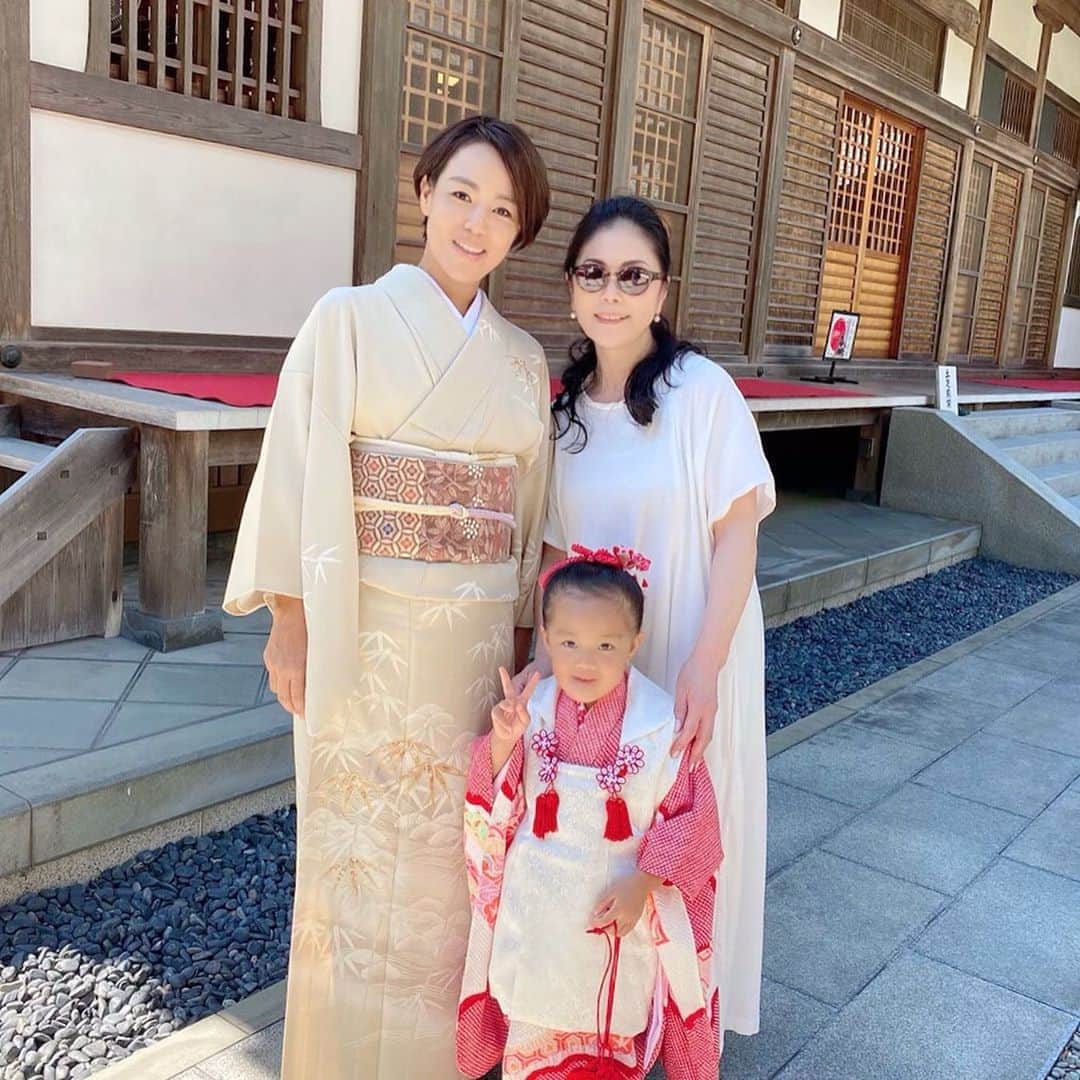 土屋眞弓のインスタグラム：「お着物着付けさせていただきました❣️ 3歳のお祝いのポートレート撮影で七五三のお仕度  髪を結う時も着付ける時も本当にきちんとお行儀良く、可愛らしく出来上がった時はじっと鏡を見ていた姿が忘れられません🥰 最初にお会いした時はまだ1歳でしたので、健やかに成長して、こうしてお祝い着を着付ける時が来たこと、ご家族と共に幸せな瞬間を過ごさせて頂いたこと大変嬉しく思います❣️  不安定なお天気にもかかわらずこの時は晴天☀️✨✨✨ 初秋の空と木々の緑、私の心も晴れやか😊💕  お抹茶は私の為に小学生のご長男が点ててくださいました🍵 より一層美味しく感じますね🥰  お祝い御膳のお弁当もご用意してくださって、ご家族の幸せなお顔を想いながら美味しくいただきました🙏  11月にはまたお着付けお手伝いさせていただきます❣️  #七五三 #三歳のお祝い着 #着物 #着付け #北鎌倉円覚寺 #佛日庵 #秋の空 #お点前」