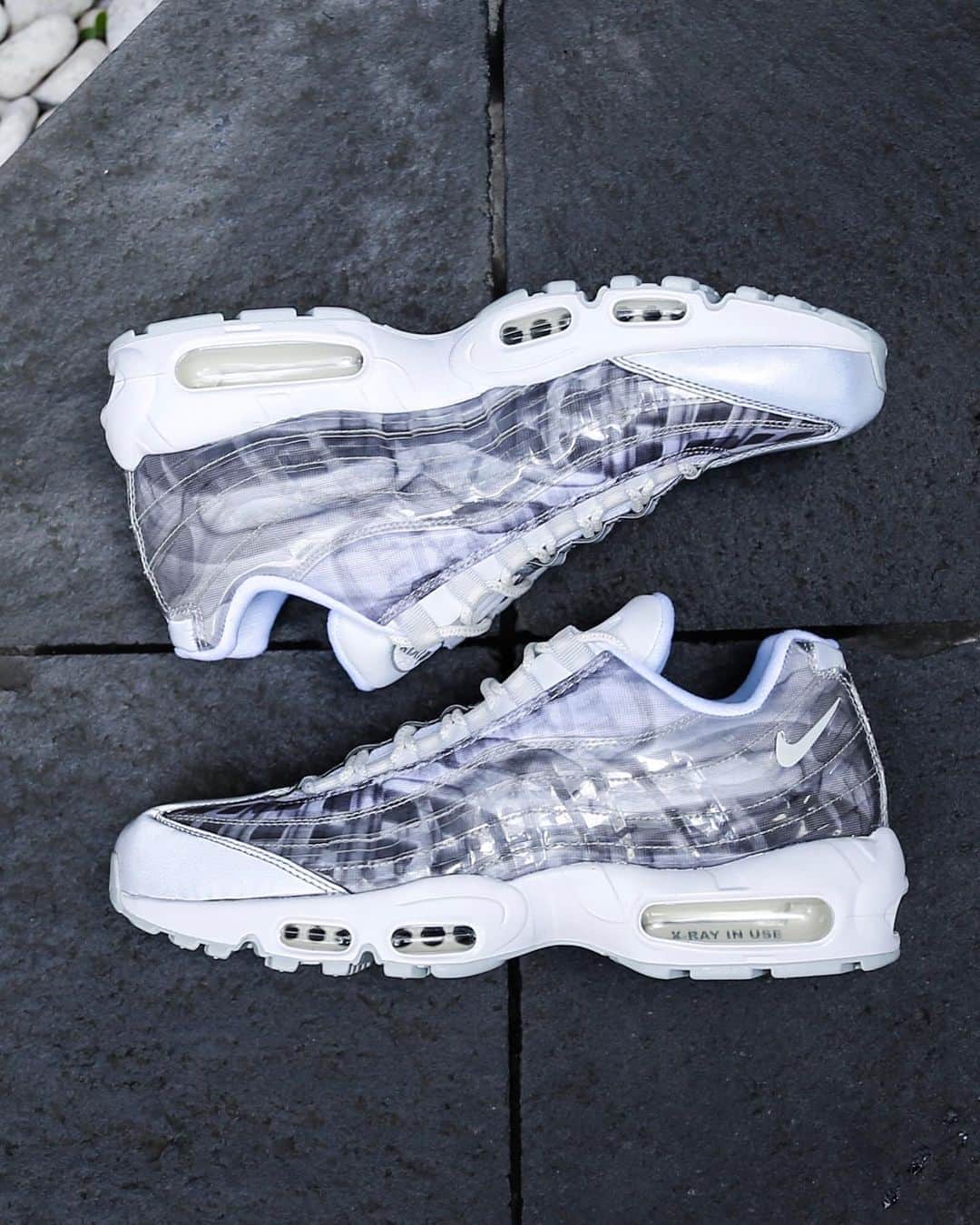 アトモスさんのインスタグラム写真 - (アトモスInstagram)「. 9/12(SAT)よりレントゲン写真から着想を得たAIR MAX 95が登場。 ビジブルAirを前足部に採用することで、シューズの歴史を決定的に変えたエア マックス 95。だが、このシューズによるデザインの変革はこれだけではない。肋骨、椎骨、筋肉、皮膚を模した機能など、人体構造を着想源とするシルエットも特徴的。今回登場するカラーでは、時代を代表するシューズの25周年を記念し、レントゲン写真をイメージした全面グラフィックでこのテーマを展開。ピュアプラチナムのシェードカラーで輝くアッパーには、セイル、ホワイト、ブラックのさりげないアクセントを、ニュートラルな雰囲気を加えている。 . AIR MAX 95 will be released on 9/12 (SAT). The Air Max 95 has changed the history of shoes by adopting the visible Air in the forefoot. However, this is not the only change in design with these shoes. It also features a silhouette inspired by the human body structure, such as ribs, vertebrae, muscles, and skin-like functions. In the color that appears this time, to commemorate the 25th anniversary of the shoes that represent the times, this theme is developed with a full-scale graphic in the image of an X-ray photograph. The shiny upper in pure platinum shades adds a neutral touch with subtle sail, white and black accents. . #nike #airmax #airmax95 #atmos #ナイキ #エアマックス #アトモス」9月7日 10時38分 - atmos_japan