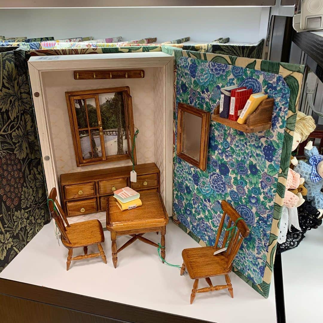 上田倫子さんのインスタグラム写真 - (上田倫子Instagram)「先週日本橋三越ので開催されていた英国展にスコーン買いに行ったのですが雑貨ブースでミニチュア家具のミニチュアに魅せられて本棚と椅子、バッグと委託されていたぬいぐるみ作家さんの小さなぬいぐるみを購入しました。精巧なおつくりのミニチュアが素敵でずっと眺めていたかったです。」9月7日 10時50分 - korinntonn