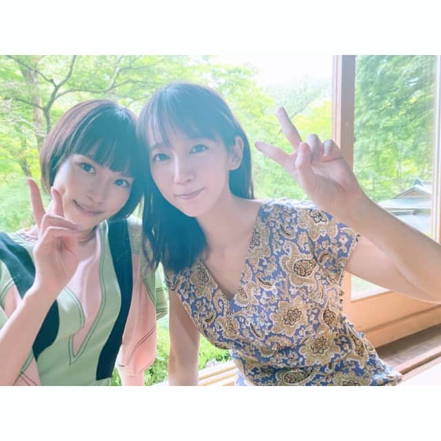 清川あさみさんのインスタグラム写真 - (清川あさみInstagram)「個展が無事にスタートしてようやく、出遅れながらにお知らせ🌿  既にニュースで話題になっていますが..プロデュースしてる『里帆採取 by Asami Kiyokawa』（集英社）が解禁されました🌿Amazonなどで予約スタート！  コンセプト、シチュエーション設定、全体絵コンテ、衣装、全体をまるっとディレクション担当させて頂きました。  出会いは2017年『美女採集』。お仕事を重ねつつ（前回の猫ちゃんをテーマに撮り下ろしたのも話題になり嬉しかったです😽）前々から私の作品を好きでいてくれていた里帆ちゃんへ、 私も彼女の20代の記念になるべく.. 素敵な一冊に仕上げる為にコツコツと採取の準備を。  とにかくまだ見たことない彼女が詰まった写真集を現在進行中です。  本の中には二人だからこその貴重な本音対談も入ってます。  このオフショット写真は熊谷さん撮影。光が美しい自然にて🌿  ●発売日／　11月5日　（木）　　 ●予価・仕組み／2530円（税込）　　B５判変型・ソフトカバー　　　　 ●プロデュース・クリエイティブディレクション／清川あさみ　　 ●撮影／熊谷 貫、三瓶康友　 ●集英社　@riho_yoshioka  @asami_kiyokawa  #吉岡里帆　#清川あさみ　#安定こんび　#写真集　 #美女採集　#どんぎつねさんとまた違う良さ  #少々せくしーにしており💄ます #前回はテーマを猫にしたけど今回は？」9月7日 10時52分 - asami_kiyokawa