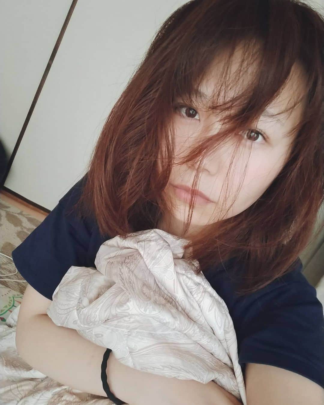 優木瑛美さんのインスタグラム写真 - (優木瑛美Instagram)「#今日の寝癖 . まだ酷い時あるからまだマシな方😑 けど、これは治すのちょっと大変なやつ。 . この寝癖の付き方の原因は分かってて、昨日前髪結んで寝たから！ . まぁ今日湿気てるしどうせ髪の毛決まらんからいいや😗😗」9月7日 10時52分 - emi_yuuki