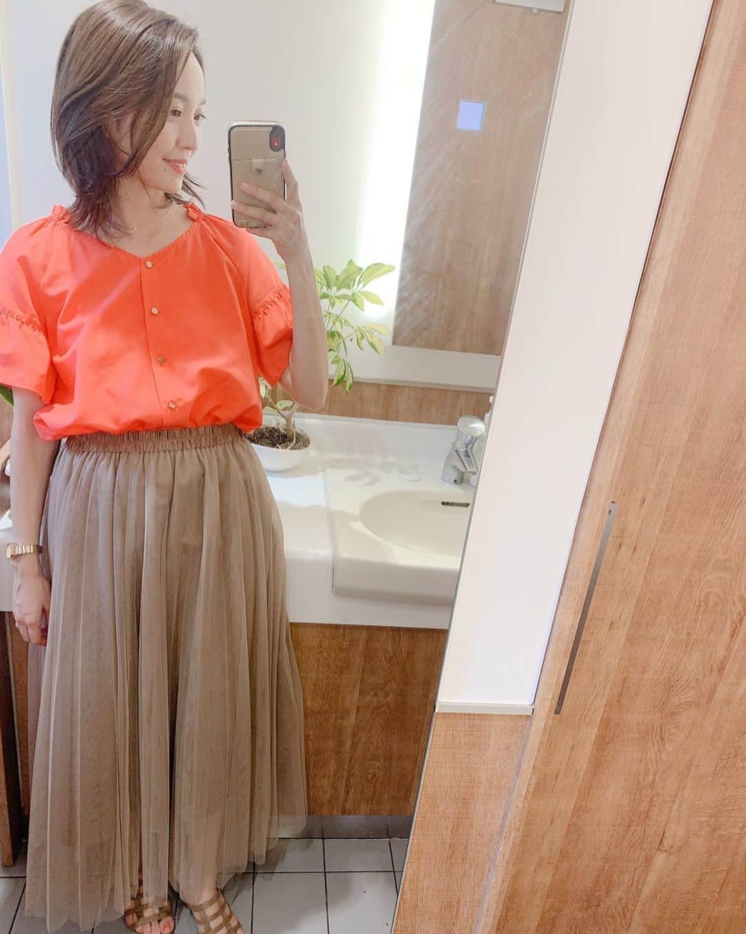 のインスタグラム：「【#衣装の記録 】 先日の衣装です👗 .  女子アナ47×エアークローゼット 〜女子アナコーデ応援企画〜✨  女子アナ47のファッションを 普段着も含めて エアークローゼット社に サポートして頂いています。  今回は 鮮やかなサーモンピンクのトップス🧡 娘もすぐに反応してくれました👧🏻 さすが女子〜😜✨ . エアークローゼットは、 月額制ファッションレンタル。 好みのスタイルや色、 お洋服のお悩み、ご利用シーンにあわせて、 プロのスタイリストが洋服を選んで、 自宅に届けてくれるサービスです👗 . . . #女子アナコーデ応援企画  #aircloset  #エアークローゼット  #エアクロ  #エアクロライフ  #パーソナルスタイリング  #ファッションレンタル  #洋服レンタル  #女子アナ  #女子アナコーデ  #フリーアナウンサー  #女子アナ47  #ママコーディネート  #ママファッション  #サーモンピンク  #ロングスカート  #ロングスカートコーデ  #スカートコーデ  #フリーアナウンサー  #アナウンサー  #アナウンサーコーデ  @jana47com」