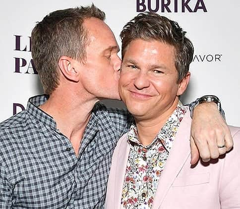 ニール・パトリック・ハリスのインスタグラム：「Happy 6th Wedding Anniversary to these two handsome fellas! 🍾🥂🥳🥰❤ #neilpatrickharris #davidburtka #nph #db #tagsforlikes #actors #lovethem #handsome #chef #anniversary #6years #couple #husbands @nph @dbelicious 💙💚💙💚」