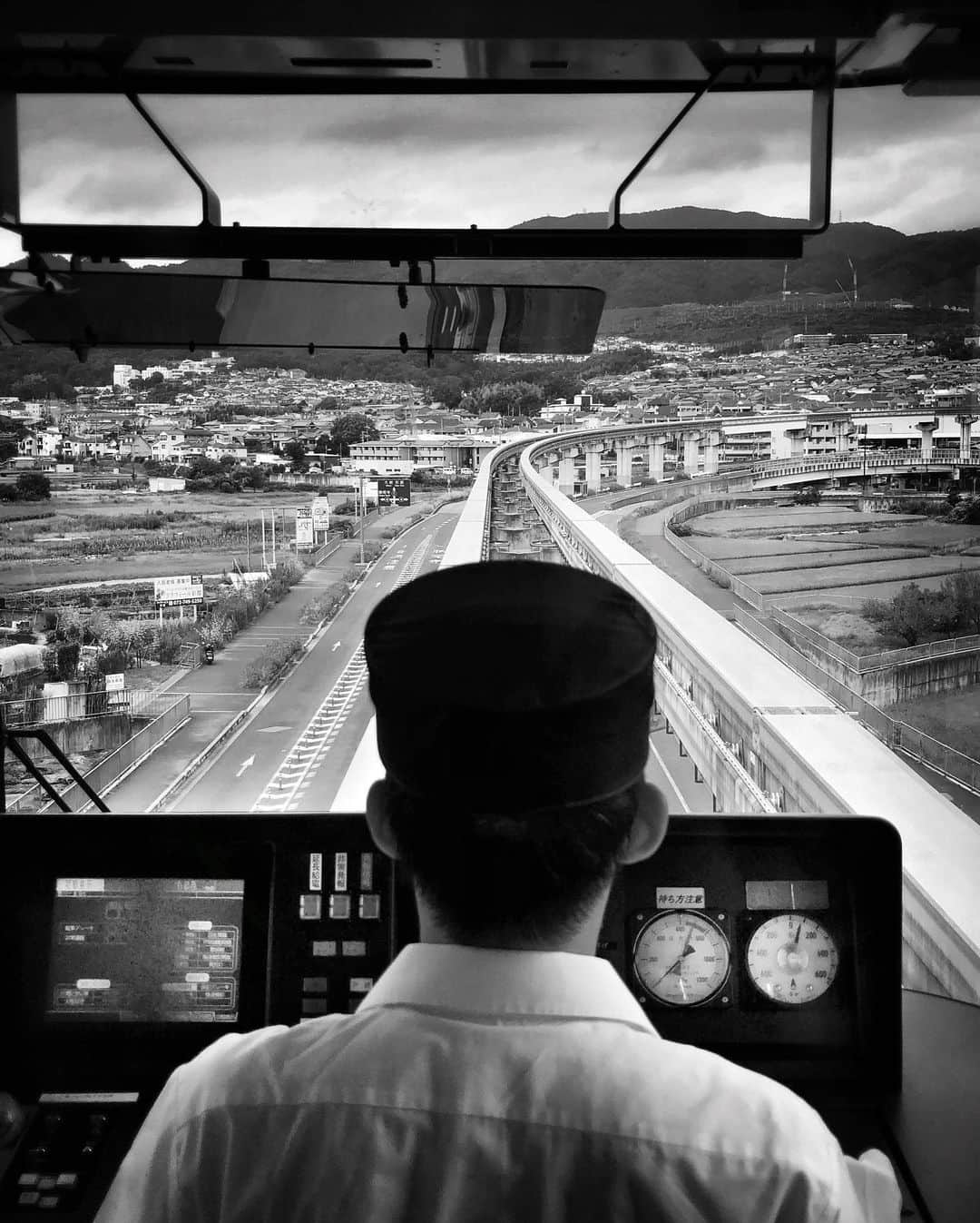 Akiさんのインスタグラム写真 - (AkiInstagram)「. 🚈💨 (Osaka) iPhonex #osaka2020 #osaka #オオサカモノエール Capture Your Moment‼︎ @tokyo_grapher 📱 #ShotOn_TG #tg_tele #shotoniphonex #shotoniphone . #inspirationcultmag ＿＿＿＿＿＿＿＿＿＿＿＿＿＿＿＿＿＿＿＿＿＿＿＿＿  #__bnwart__ #flair_bw #東京カメラ部 #大阪万博2025 #photo_shorttrip #tokyocameraclub #osakatrip #iamosaka #レッツゴー万博2025」9月7日 11時05分 - abu888