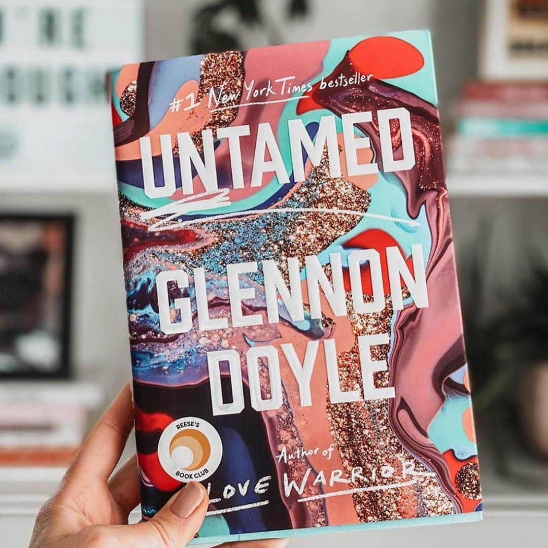 JEN ATKINさんのインスタグラム写真 - (JEN ATKINInstagram)「I couldn’t put this one down. Thank you @glennondoyle for your honesty and bravery about the hardships of being a woman. From eating disorders to the pressure of religion and society, this was a raw and real read. If only we knew in our teens and 20’s the true self love we gain in our 30’s. Get this book for your sisters,moms, and girlfriends. Swipe for some of my notes. Pic by @healerswanted #Untamed」9月7日 11時08分 - jenatkinhair