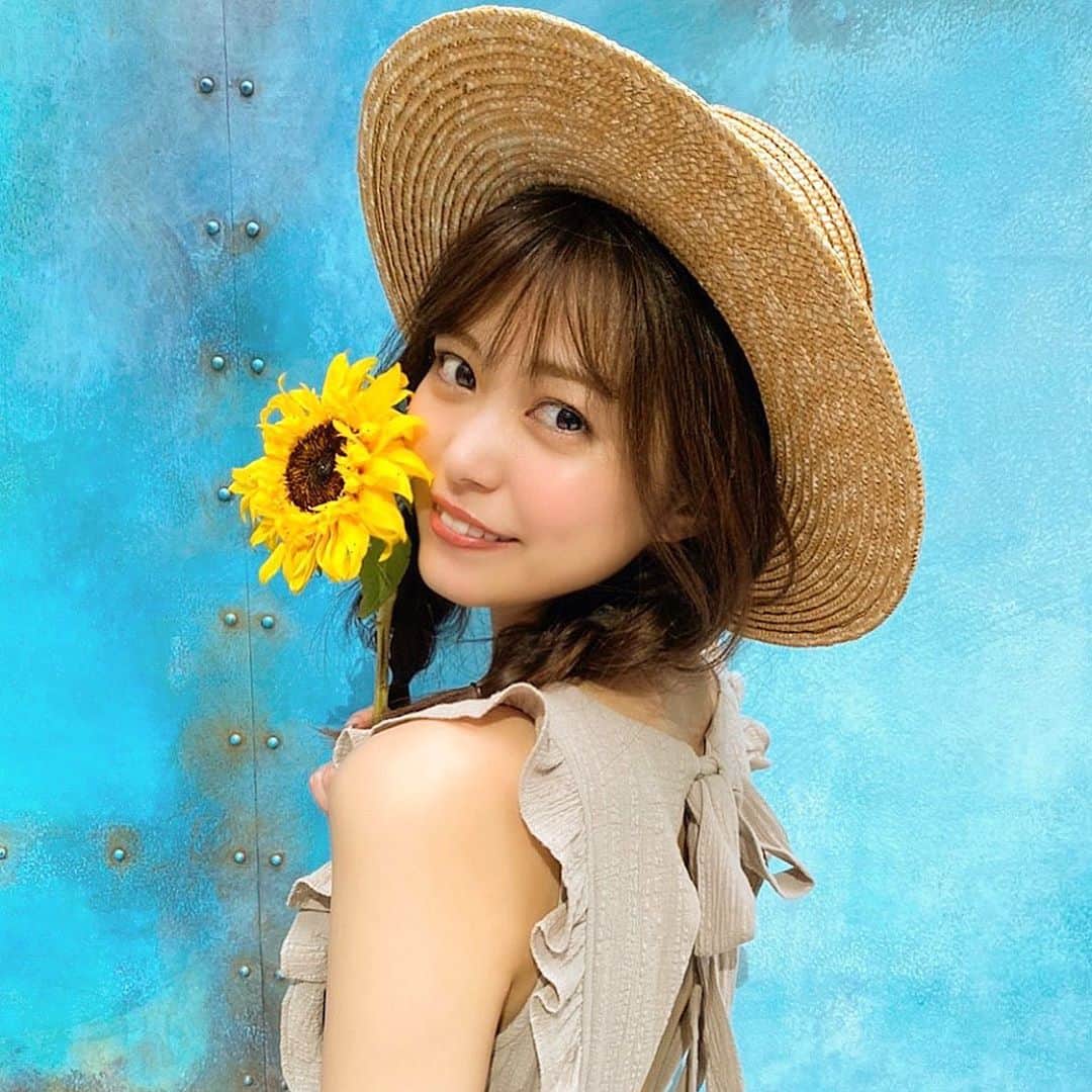 前田亜美のインスタグラム：「. . お知らせです‪𓂃 𓈒𓏸◌‬. . 【 前田亜美 1st フォトブック  AMI 】が 2020年 10月7日に発売決定致しました‪𓂃 𓈒𓏸◌‬ . 私自身、初めての写真集になります🌿. . 配色や構成、テーマや写真…. 全て私がプロデュースさせて頂きましたᐠ ♡ ᐟ . 11歳から芸能活動を始め…25歳になった今。今までの人生を振り返り、皆さんにお話していない内容も書き下ろしてます！. . . テーマ別に 大好きな『 花 』と一緒に撮影しました ❁⃘*.ﾟ. . 華のある世界。花言葉やお花にもこだわり想いの詰まった1冊になっております!!!  9月7日～Amazonにて予約開始です🌷.*. . . いっぱい拡散してね🌱. . .  #前田亜美1stフォトブック  #亜美のAMI にしまーす！  ハッシュタグはこれ↑↑↑です！！このハッシュタグで私も見るので何かあったらこれ付けてくださーーーい🌱  #KADOKAWA #写真集」