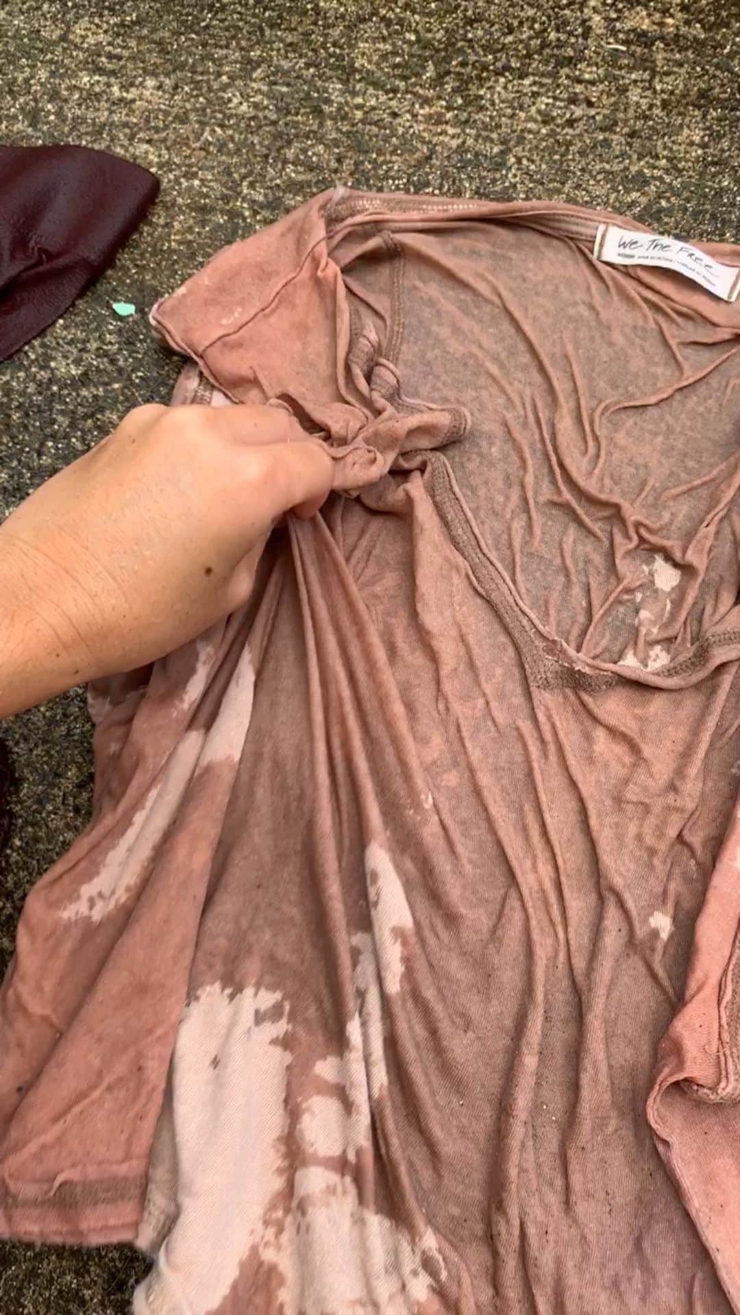アリッサ ウーテンのインスタグラム：「Bleach dye kind of day!!! Been wanting to try this out for a while, and have been collecting clothing that I thought would be good for it, then I saw @alessaquizon reel yesterday and I had to give it a go!  So easy and loved the way it came out!  1. Wet clothes 2. Scrunch them up 3 Squirt some bleach onto the clothing 4 Let the sun work it’s magic 5 Rinse clean or wash 5 Dry and enjoy 💙 It’s giving some clothing you may have neglected a second chance 🌟」