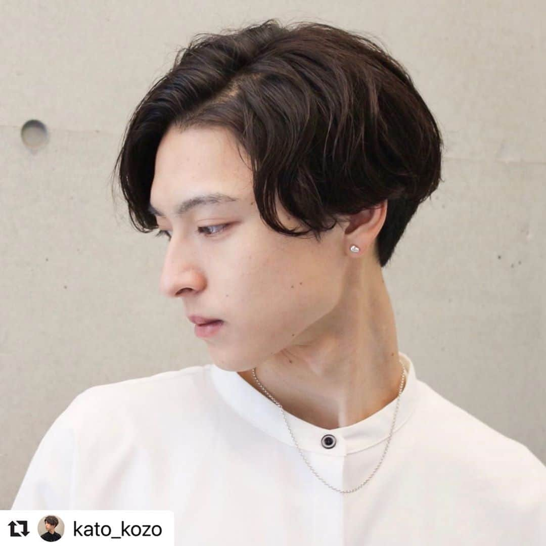 Hairsalon BREEN Tokyoさんのインスタグラム写真 - (Hairsalon BREEN TokyoInstagram)「【スパイラルパーマ×サイドパート】  前下がりのシルエットに丸みのある後頭部を作ることでアゴのラインが綺麗に見えます✨  襟足は刈り上げても🙆🏻‍♂️  プロフィールのURL,DMからご連絡お待ちしてます！  #ショートヘア#マッシュショート#ハンサムショート#マッシュパーマ #ショートカット#刈り上げ女子#ベリーショート#ジェンダーレスショート#センターパート」9月7日 11時30分 - hairsalon_breen_tokyo