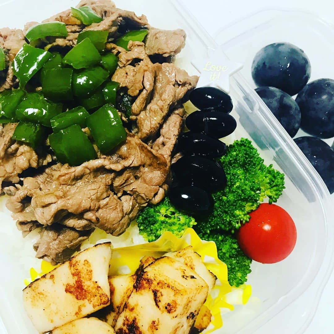吉岡美穂のインスタグラム：「焼き肉弁当😄  焼き肉、メカジキの西京焼き＋ブロッコリー、黒豆。 でした^ ^  #中学生男子タッパー弁当 #焼き肉弁当 #今日はライスが多いよ。」