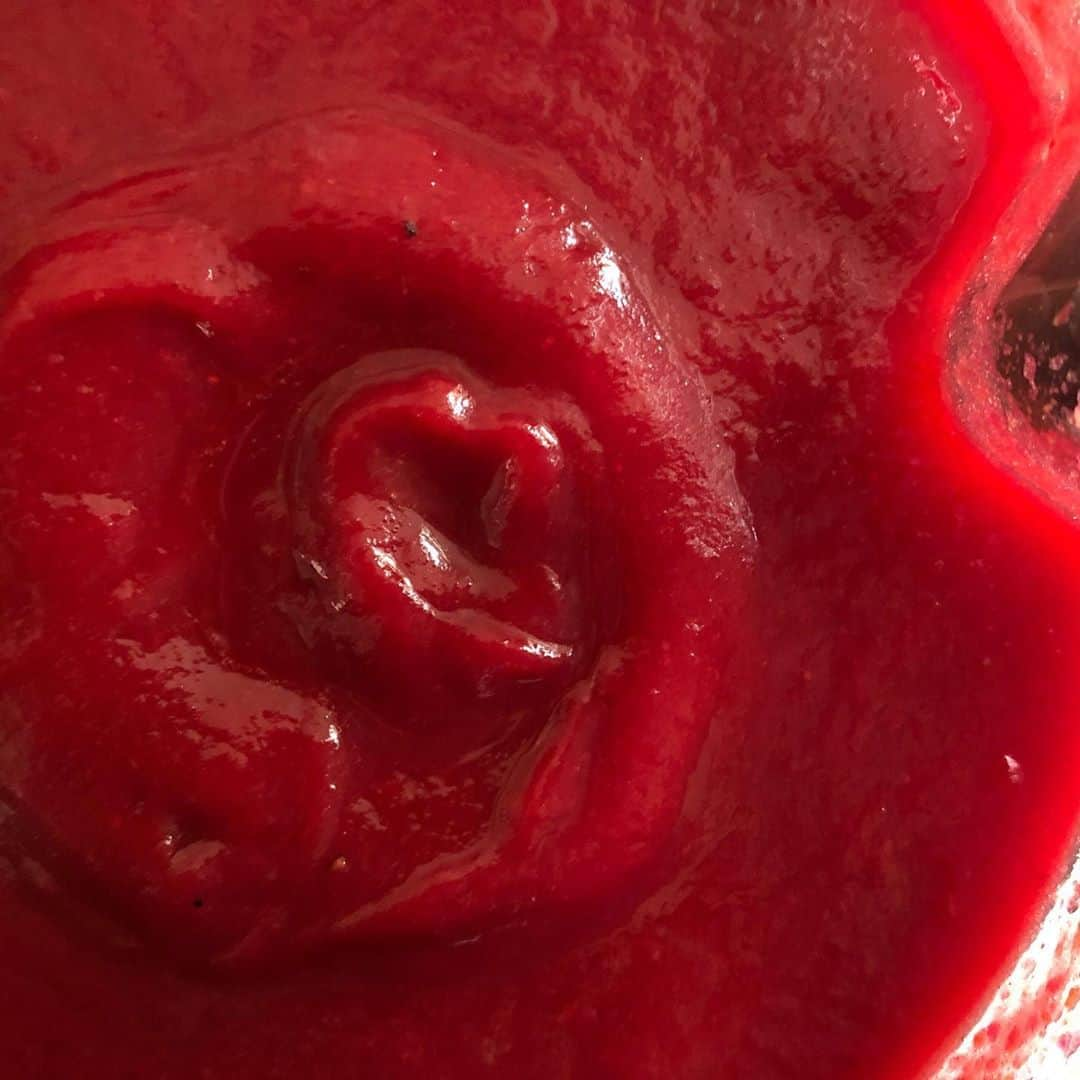 日登美さんのインスタグラム写真 - (日登美Instagram)「Making Autumn color ketchup with red beets🍂 When you look back my post ,You can find a recipe😉  ベルリンは早くも秋。 ケチャップも秋仕様に衣替え。 ビーツ、人参、玉ねぎと根菜でくつくつ煮込んで作ります。深いワインレッドが秋の気分✨🍂 レシピはちょっと前のポストを振り返っていただければ書いてありますので是非お試しを。 今回甘味はアガベとココナッツシュガーで仕上げました😋  #autumn #kitchen #cooking #changing #seasonalfood #ketchup #homemade #organic #refinedsugarfree #healthyfood #berlin #food #手作り #季節の変わり目 #台所 #白砂糖不使用 #オーガニック #根菜 #ケチャップ #ベルリン #ドイツ #ママライフ」9月7日 17時10分 - hitomihigashi_b