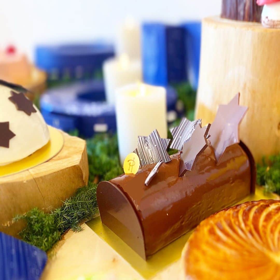 市川歩美のインスタグラム：「⭐️🎄速報🎄⭐️ ピエール・エルメ・パリの今年のクリスマスケーキです。  「ビュッシュ プレジールアンタンス」は、チョコレートファンのためのクリスマスケーキ。  とろーりなめらかガナッシュ、ふんわりとしたチョコレートのクリーム、カリッとしたプラリネやカカオニブ入りのプラリネなどなど。美味！！  青山店などの直営ブティック限定。とてもおしゃれなチョコレートケーキです。  #ilovechocolate  #chocolat #chocolatelovers  #chocolate #チョコレート #チョコレート大好き #チョコレート好き #ショコラ #チョコレート好きと繋がりたい #チョコレートケーキ #カカオ #クリスマスケーキ #ピエールエルメパリ #ピエールエルメ #チョコレートケーキ #クリスマス2020」